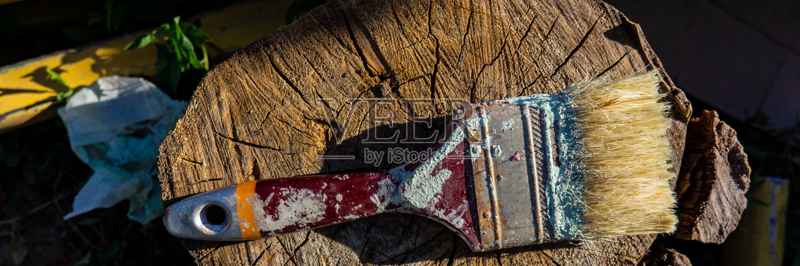 旧油漆刷躺在木头表面，特写。照片摄影图片