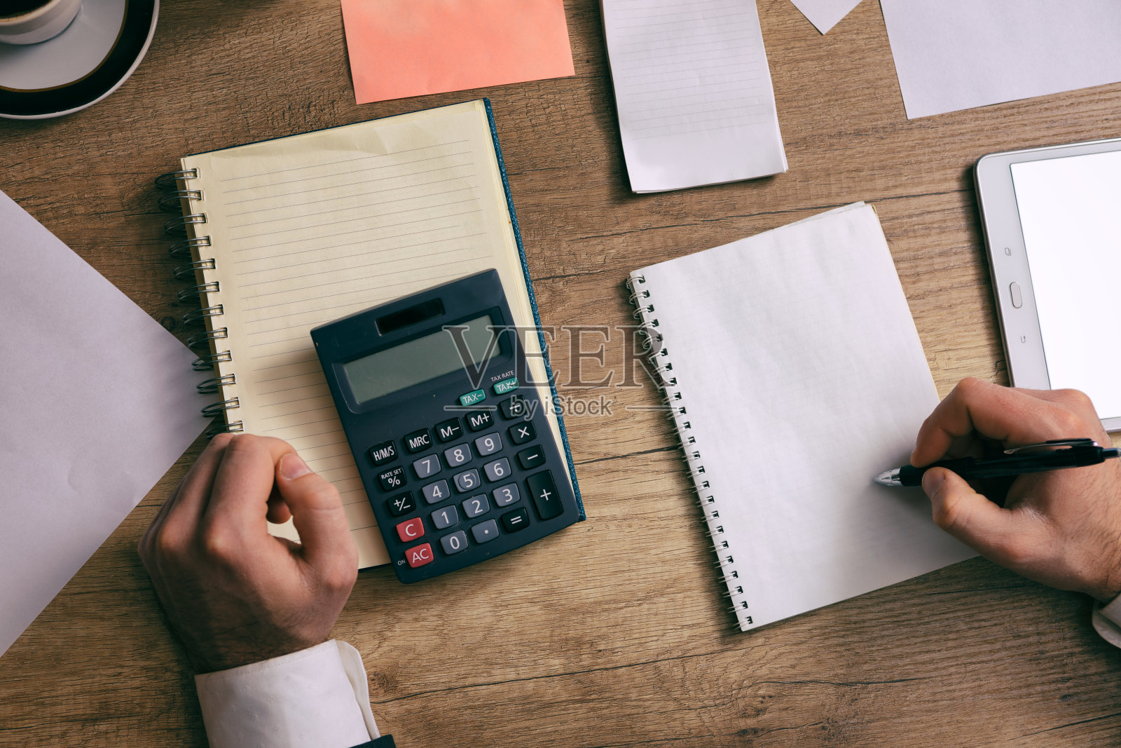 他在办公室办公，正在使用计算器照片摄影图片