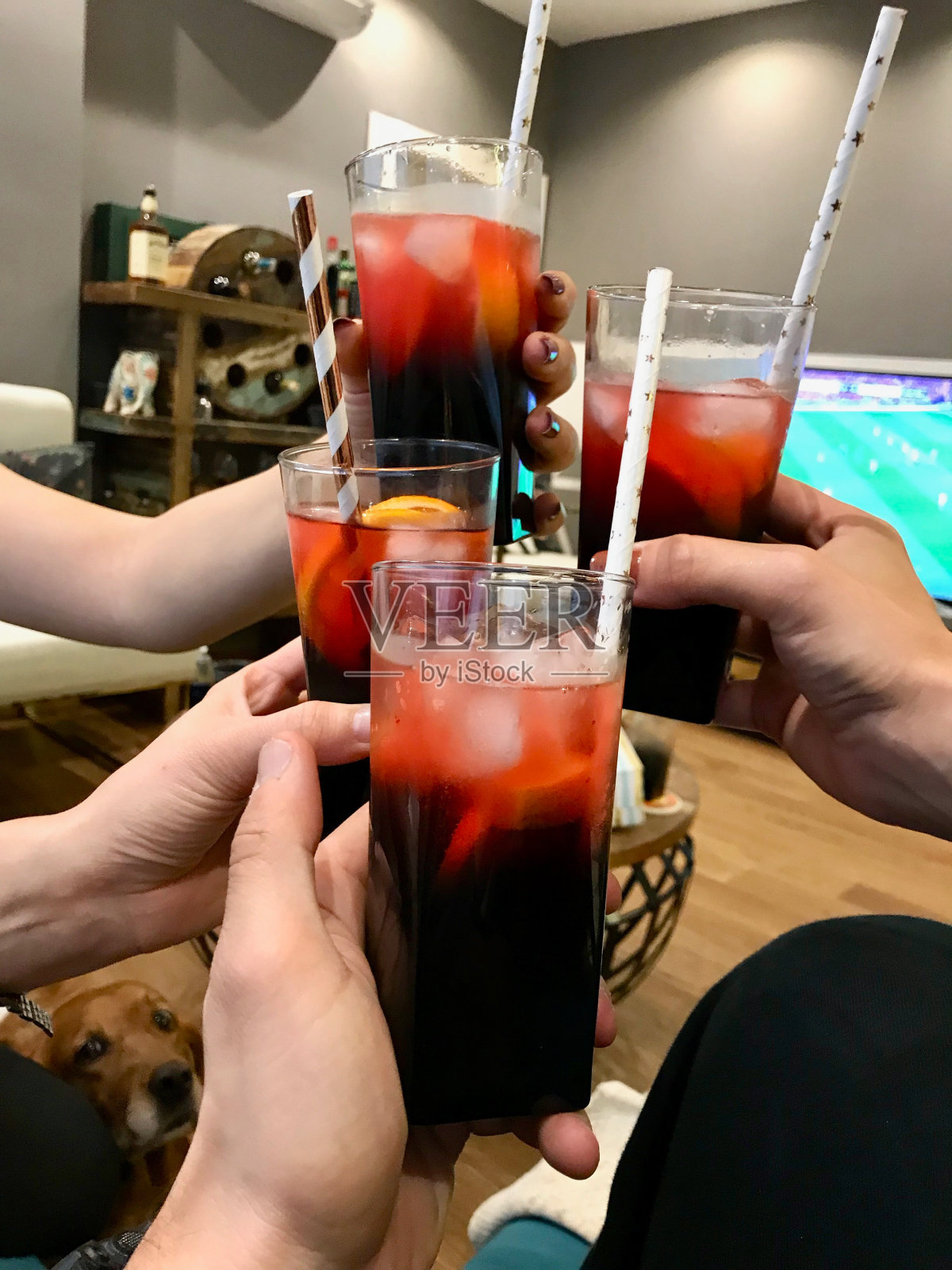 在家里和朋友一起干杯/鸡尾酒会。照片摄影图片