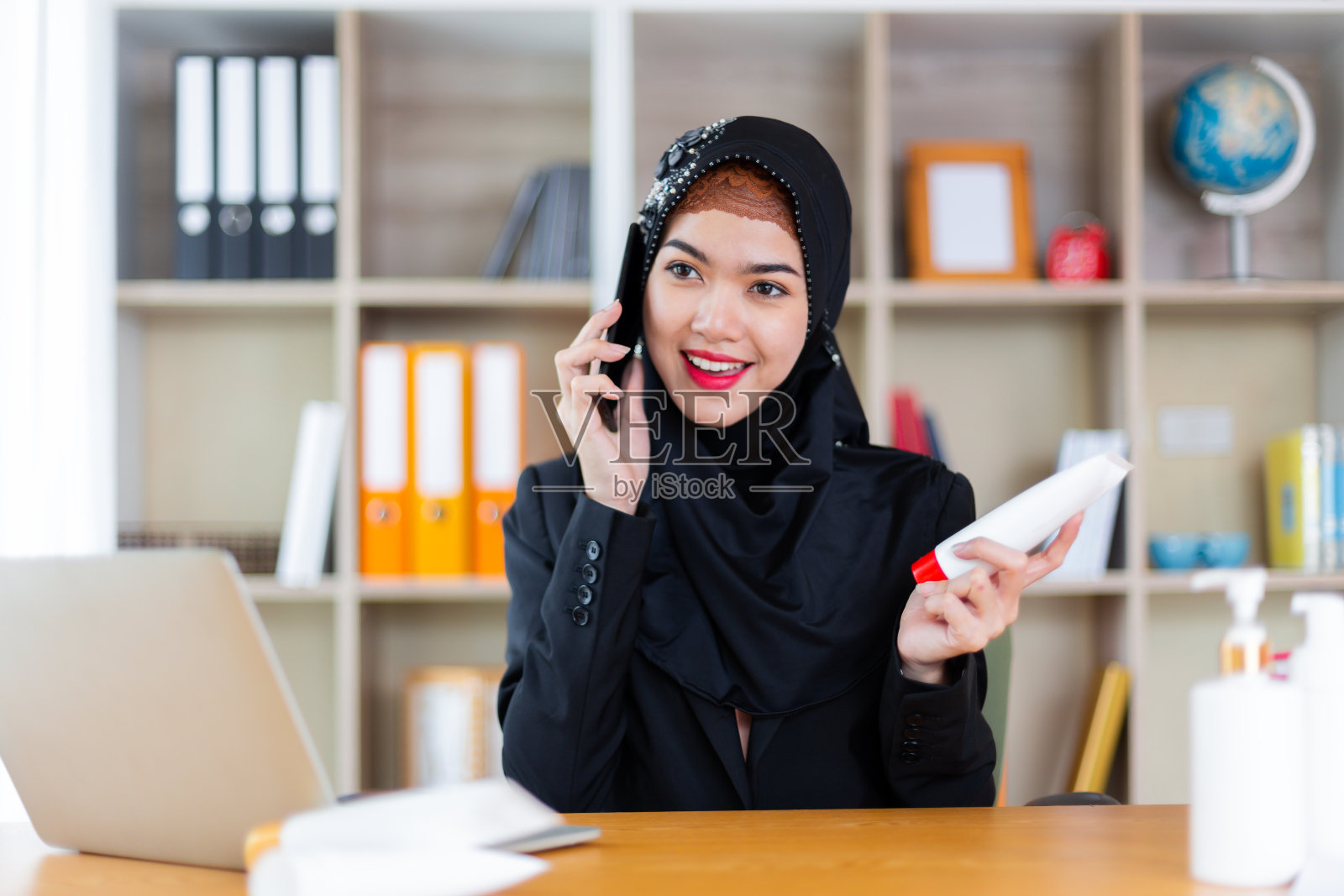 肖像穆斯林女商人在启动办公室照片摄影图片