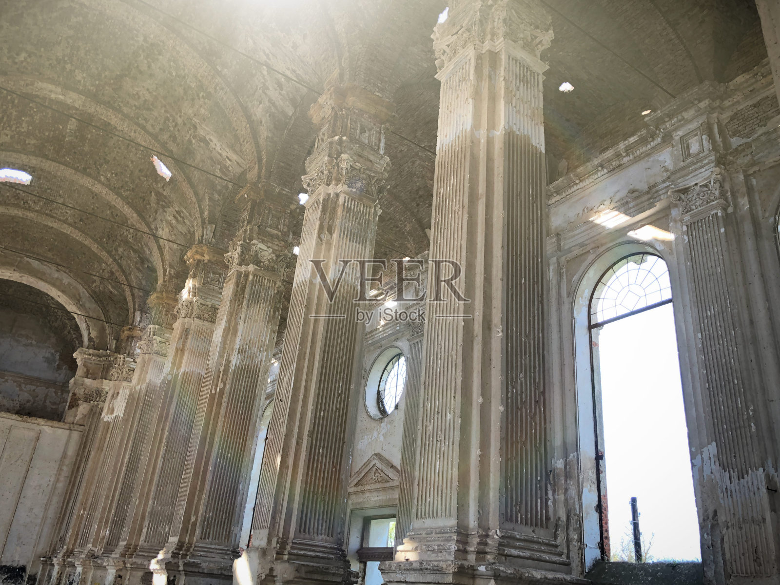 乌克兰一座废弃的天主教教堂内部被烧毁照片摄影图片