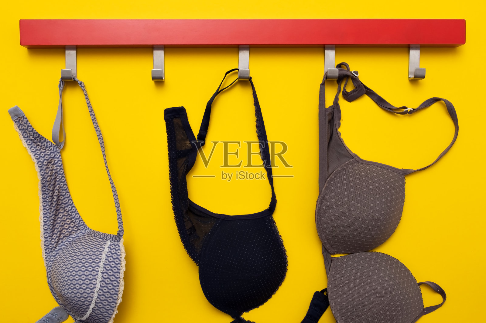 文胸挂在蓝色背景上。性女性衣服照片摄影图片