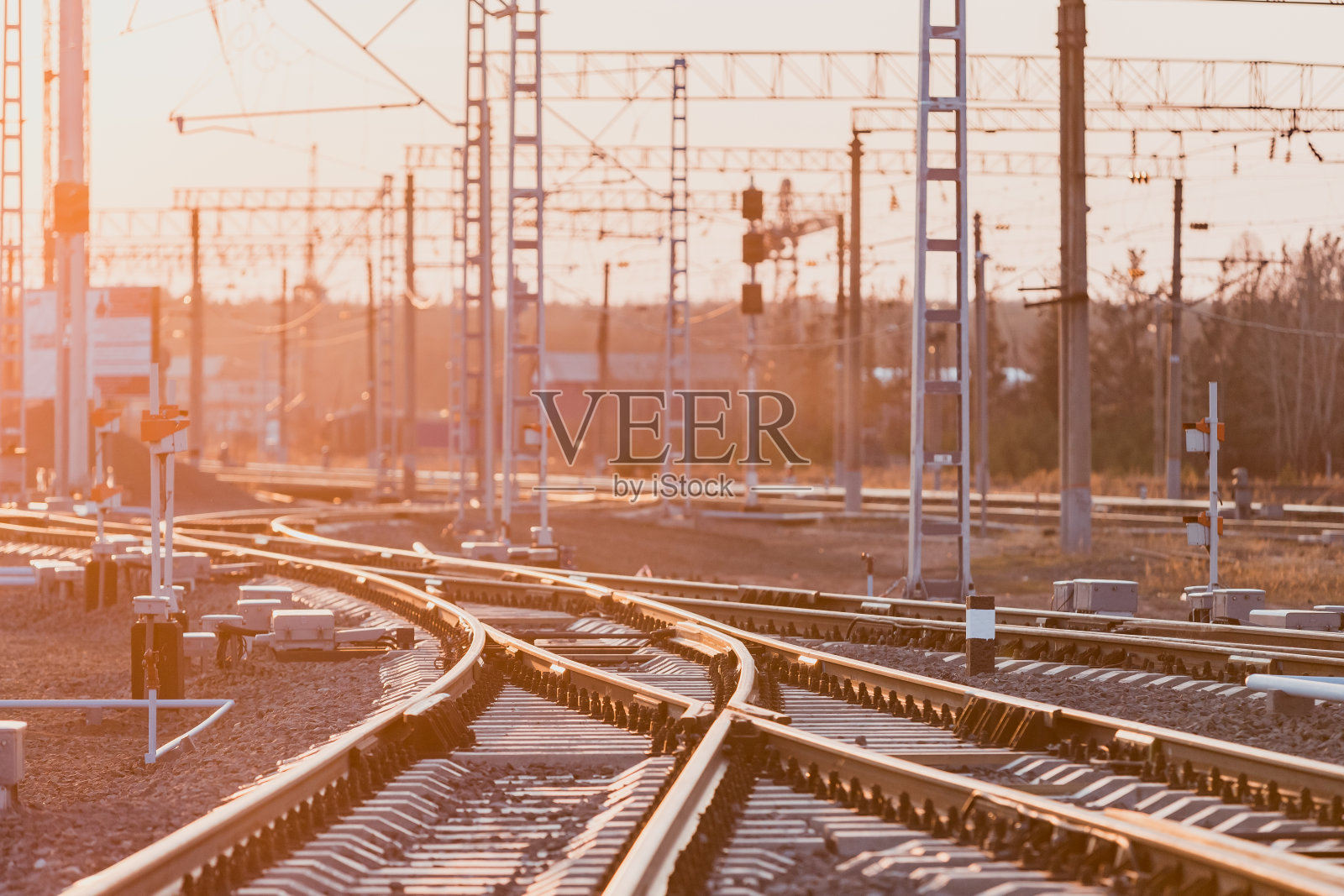 可以看到铁轨、混凝土枕木和碎石堆。铁轨。照片摄影图片