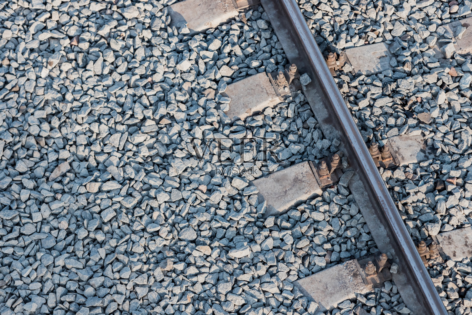 俯视图的轨道，混凝土枕木和碎石堆。照片摄影图片