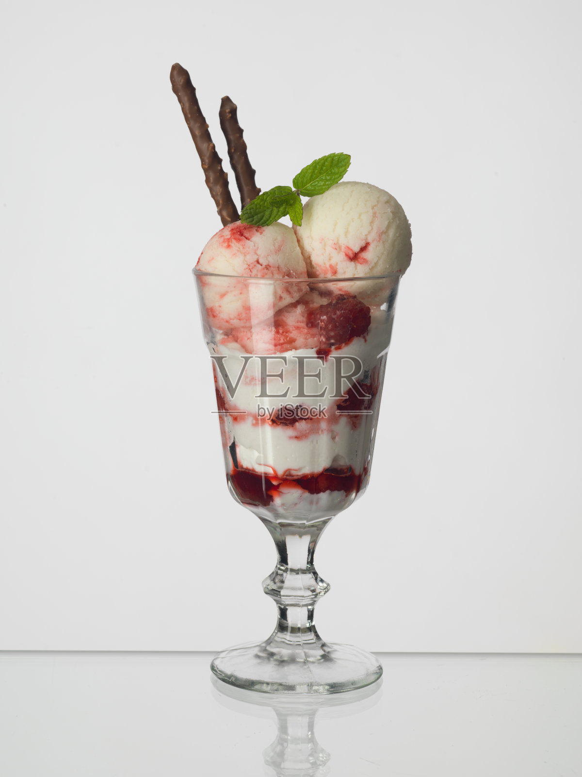 一杯浆果冰淇淋照片摄影图片