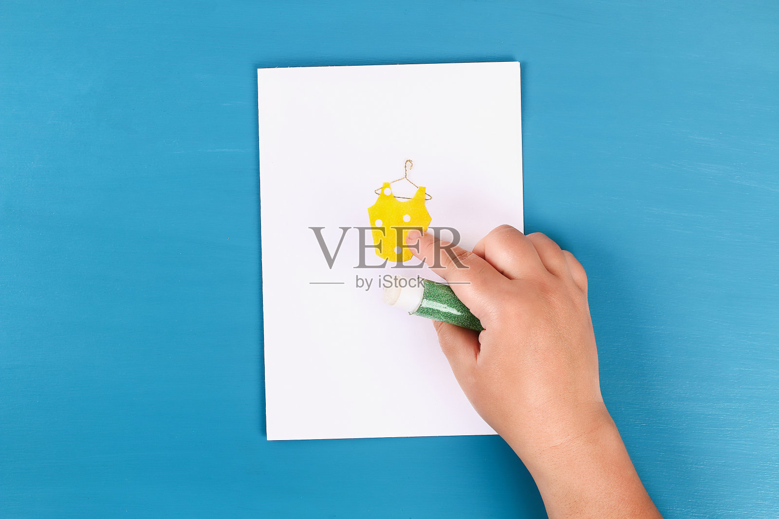 Diy母亲节贺卡与纸餐巾连衣裙和鲜花装饰。照片摄影图片