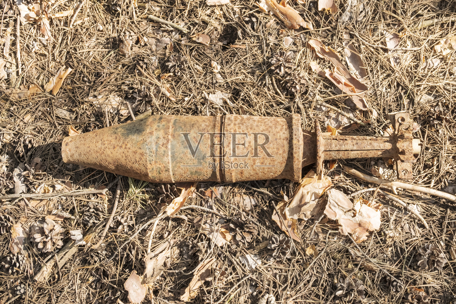 危险-未爆炸的锈弹照片摄影图片