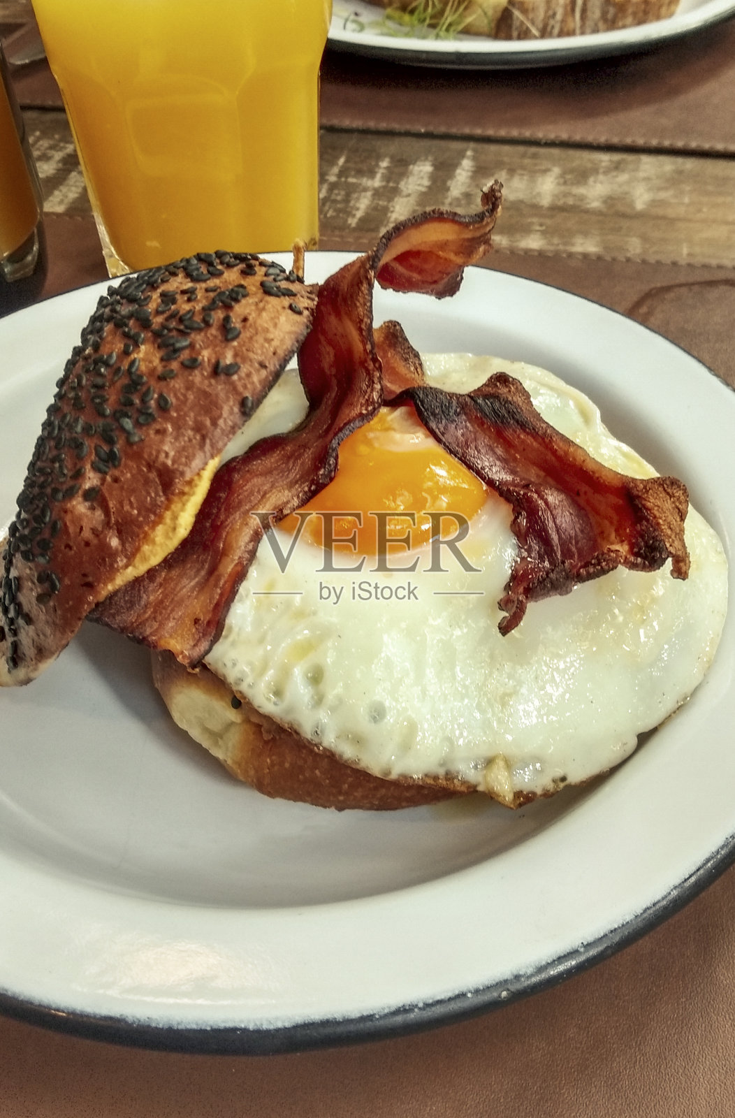 鸡蛋培根三明治，早午餐照片摄影图片