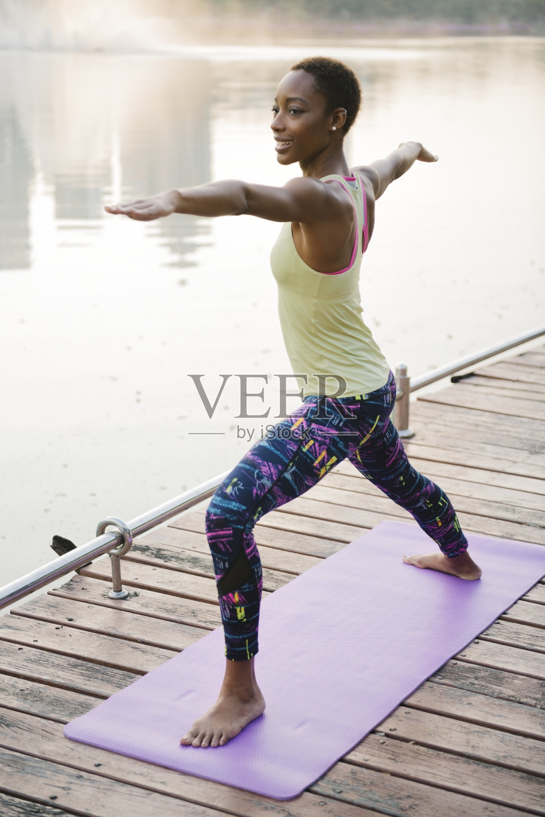 在公园里做瑜伽的女人照片摄影图片