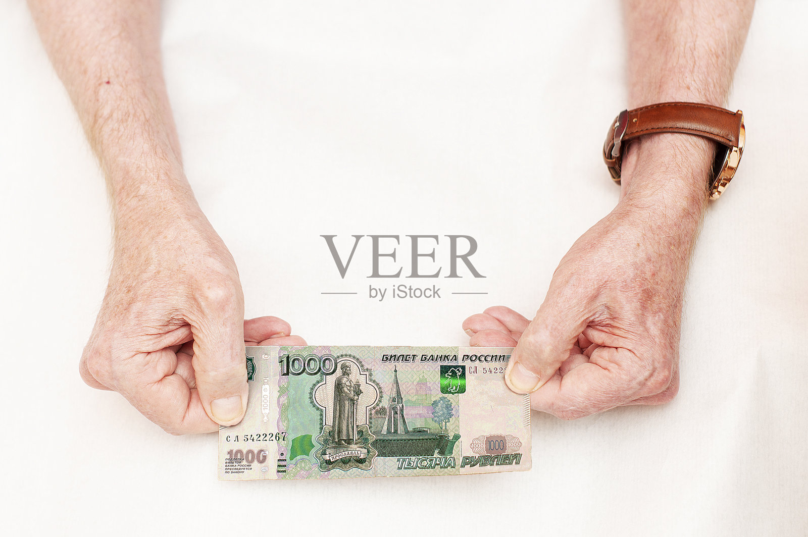 一个老人手中的账单。照片摄影图片