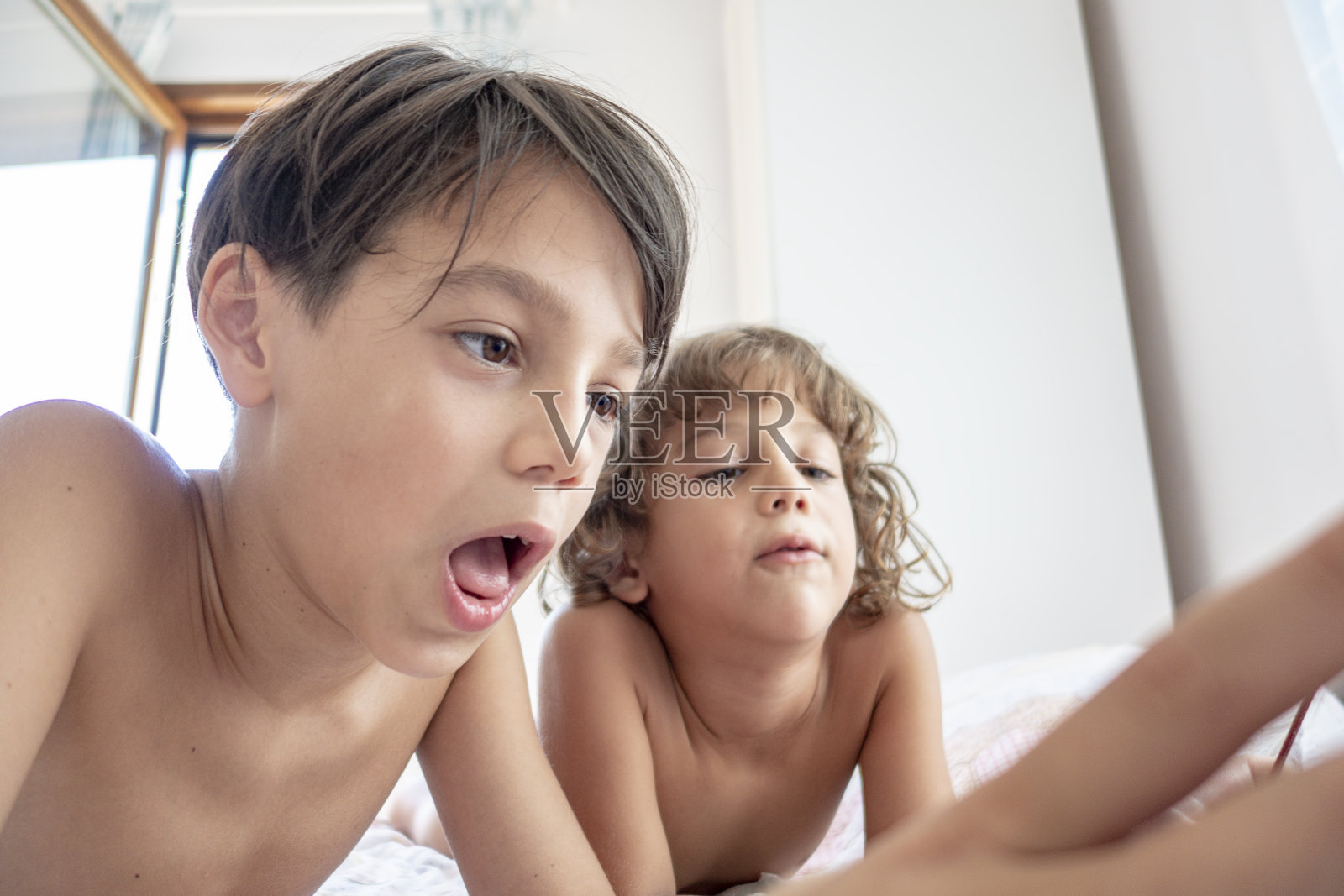 两兄弟在家里玩平板电脑开心照片摄影图片