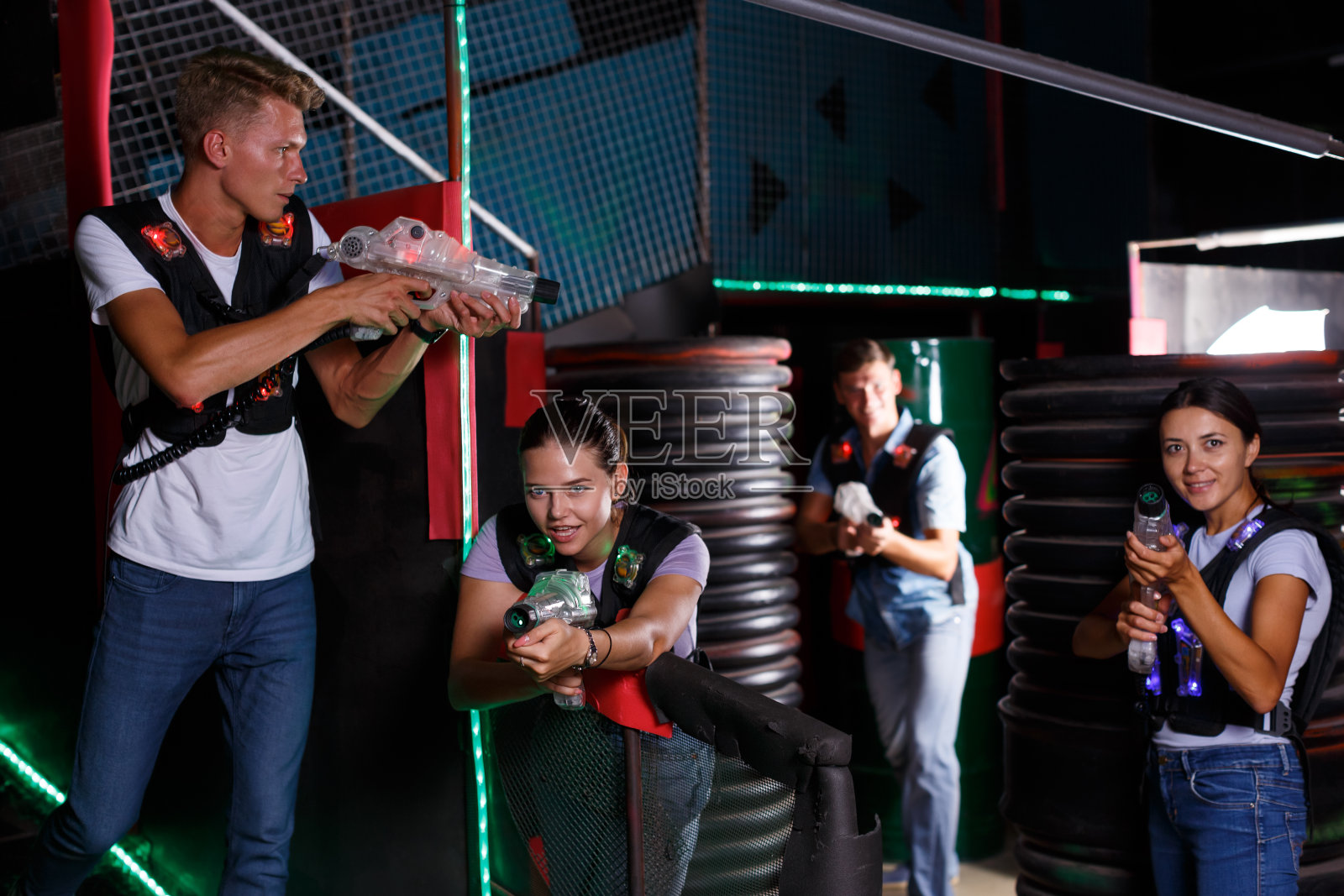 年轻漂亮的姑娘们用激光枪瞄准目标照片摄影图片