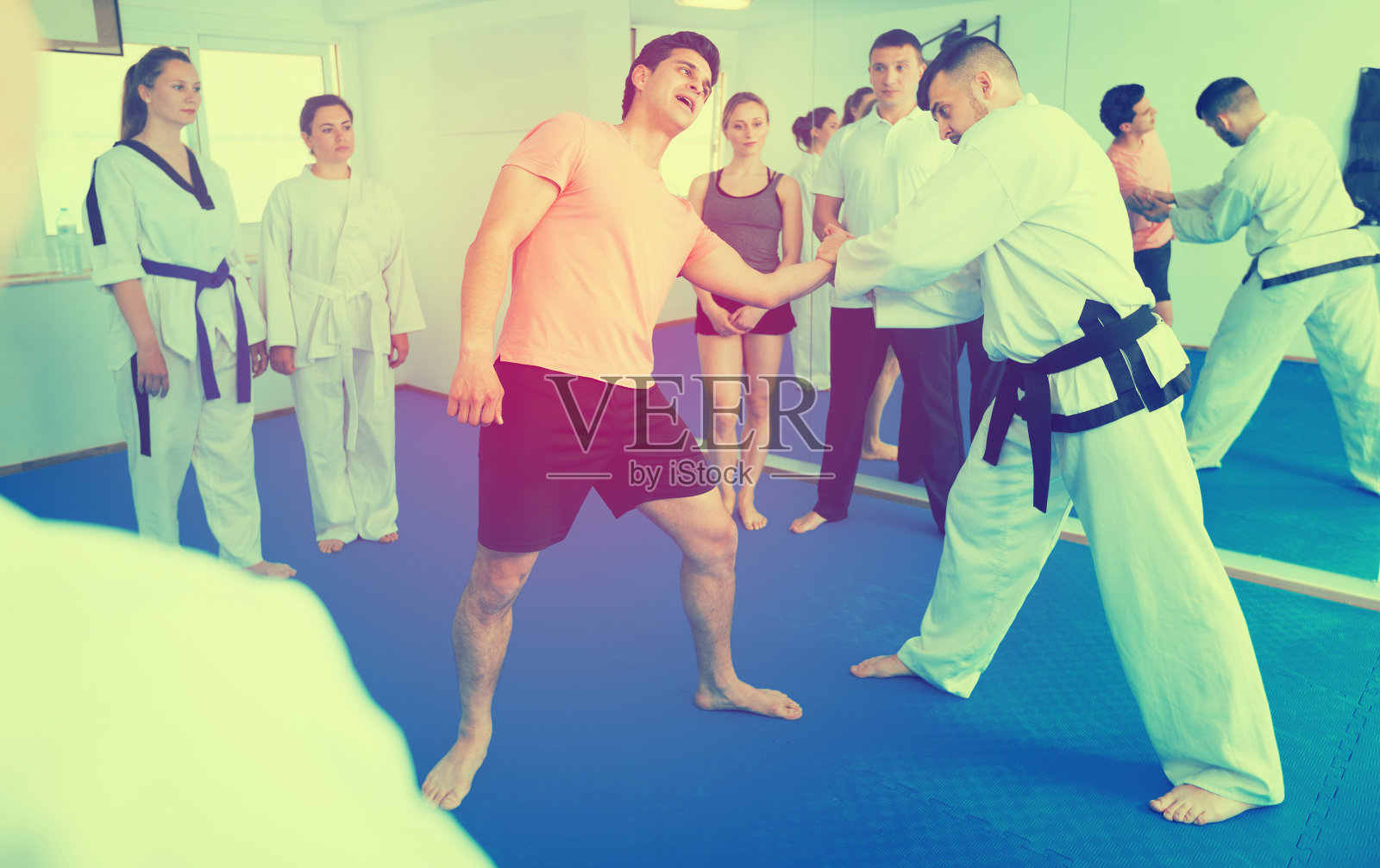 教练在跆拳道课上解释痛苦的握法照片摄影图片