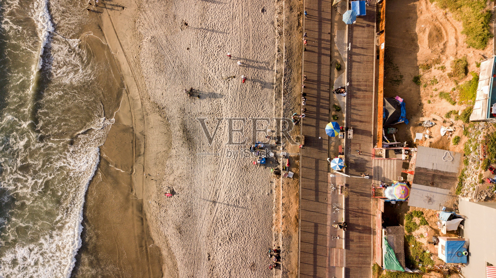 墨西哥蒂华纳Playas Tijuana的海滩和木板路，无人机扫视的视角照片摄影图片