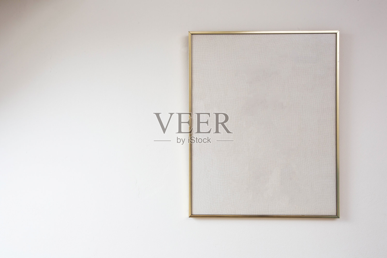 白色墙壁上的空白画，金色框架，文字空间照片摄影图片