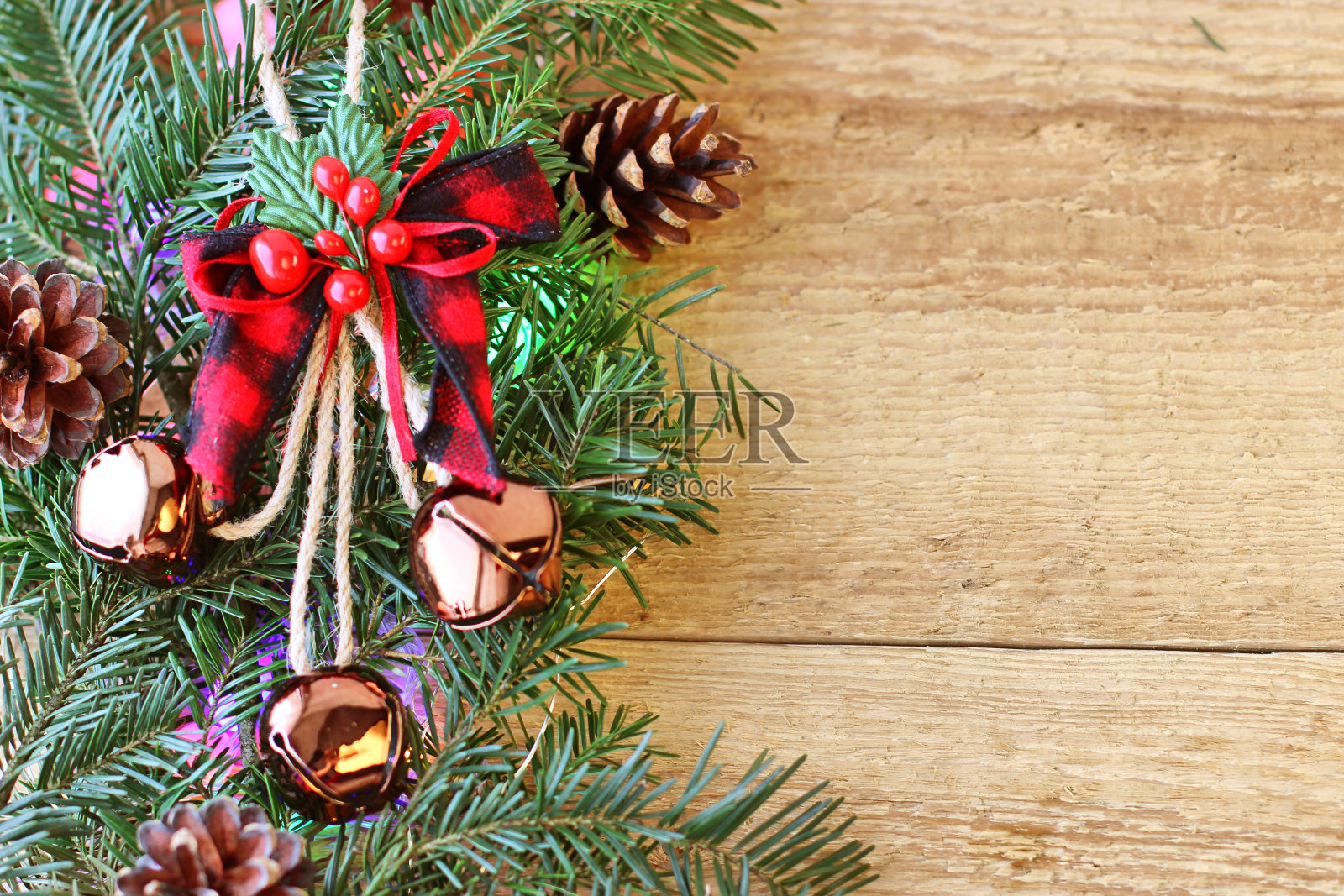 圣诞节装饰-在木制背景上装饰的针叶树的树枝。照片摄影图片