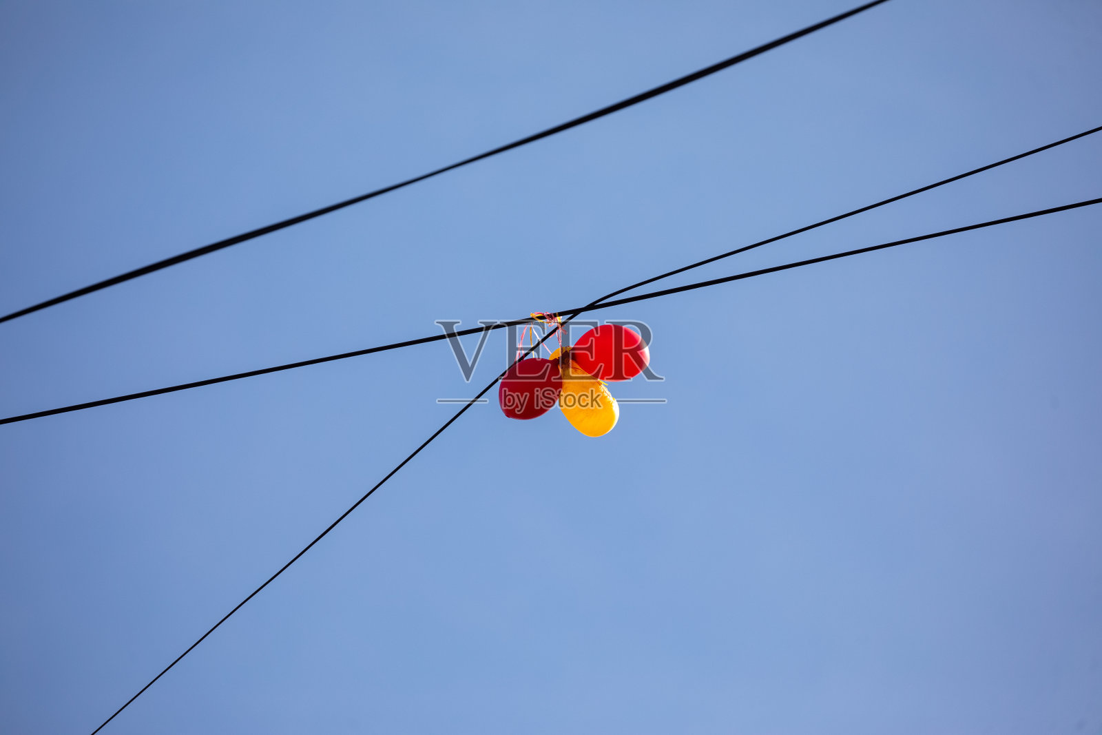 气球粘在电线上。照片摄影图片