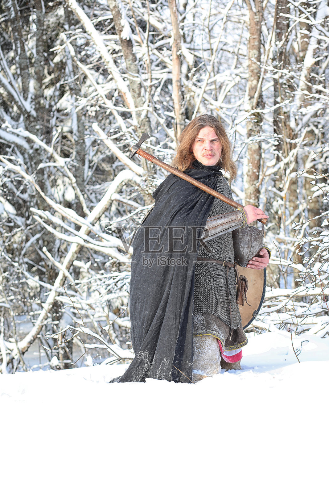 守卫者，穿着锁子甲的年轻战士照片摄影图片