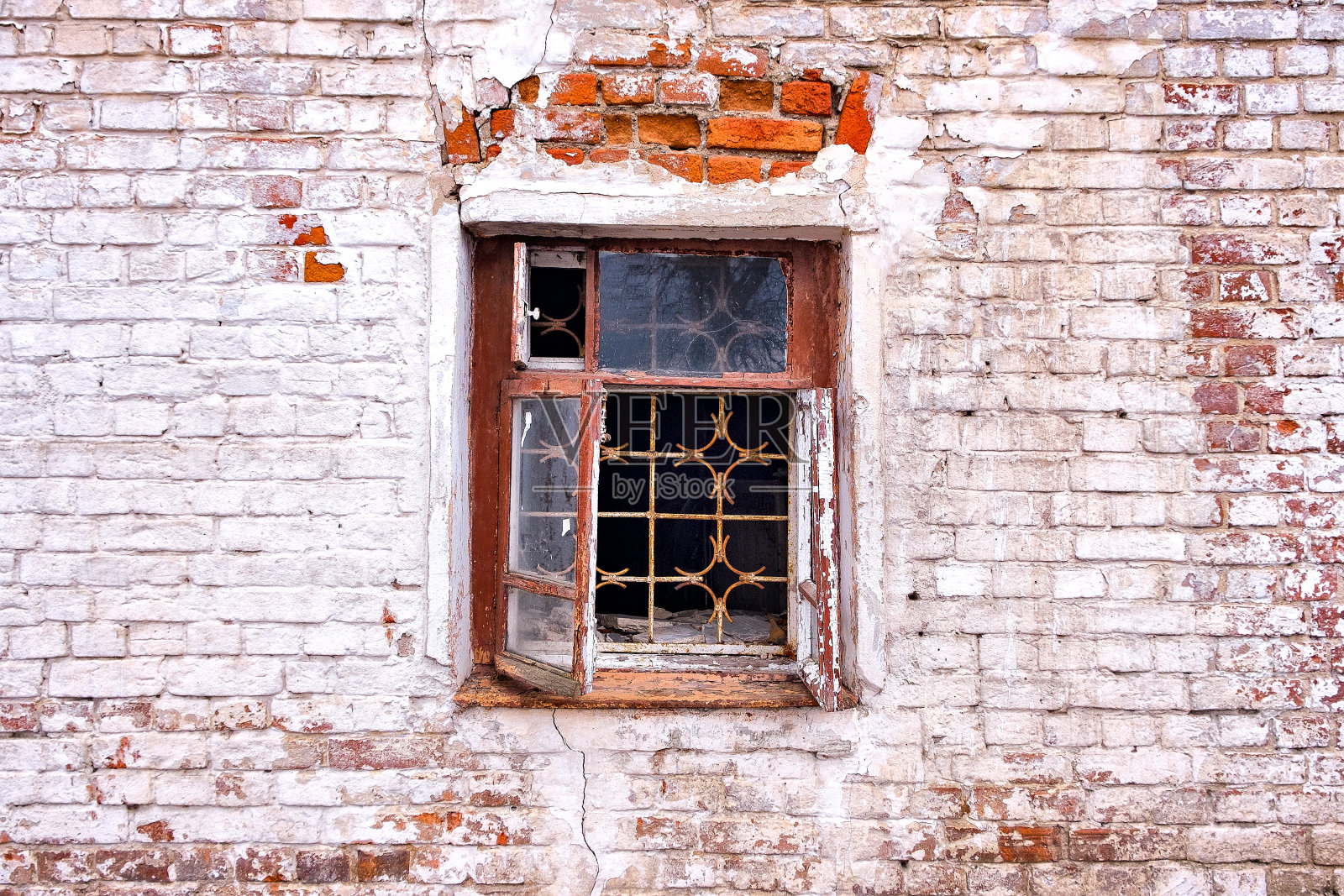 一个废弃的旧房子的窗户照片摄影图片