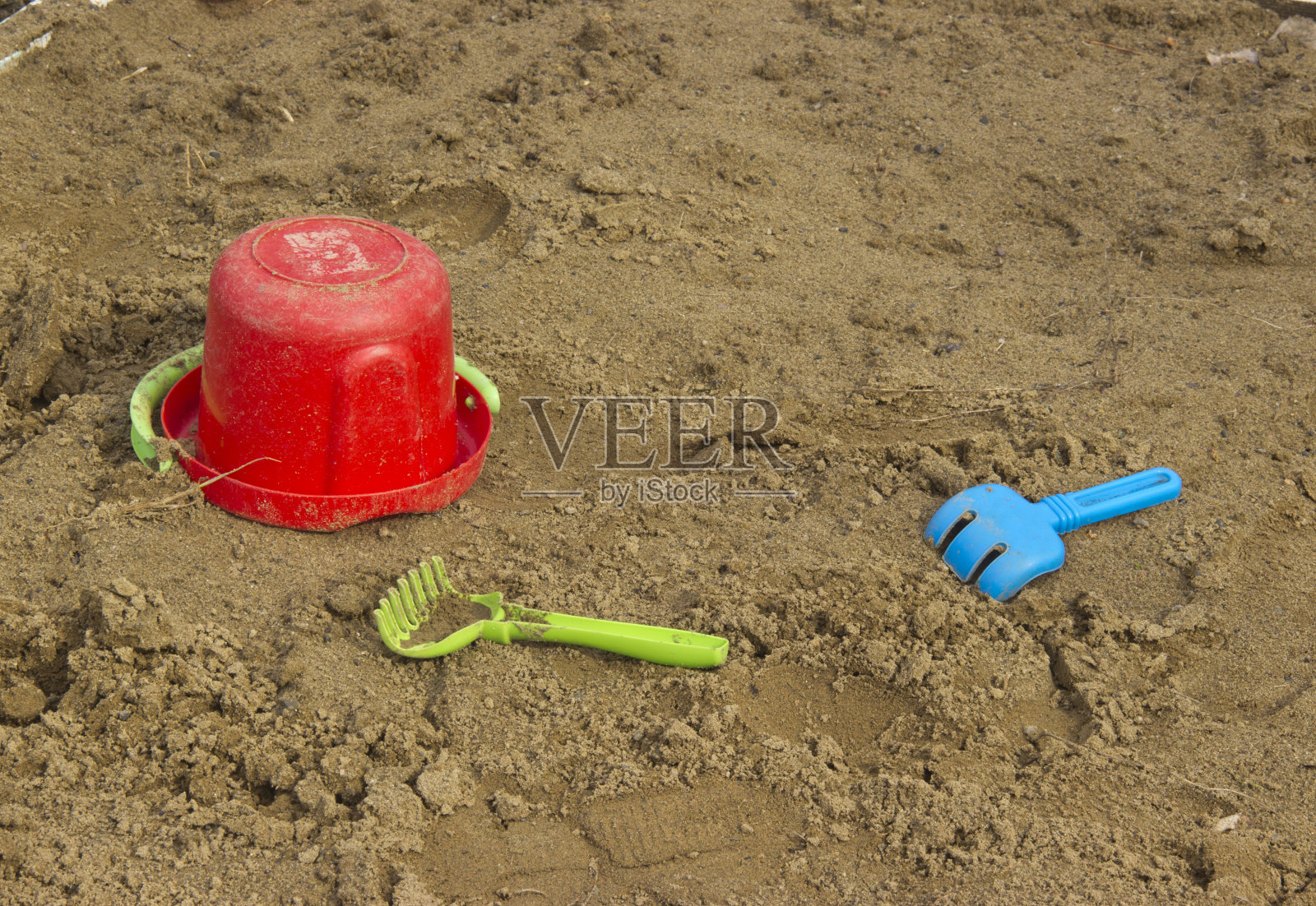 遗弃在沙盒里的儿童玩具照片摄影图片