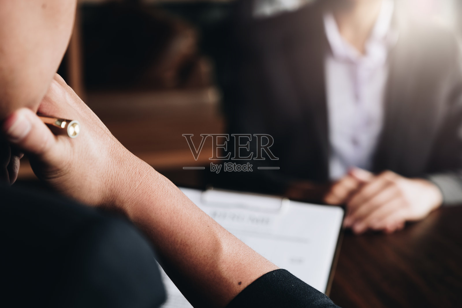 商人高管解释她的个人资料从简历到商务经理坐在工作面试。照片摄影图片