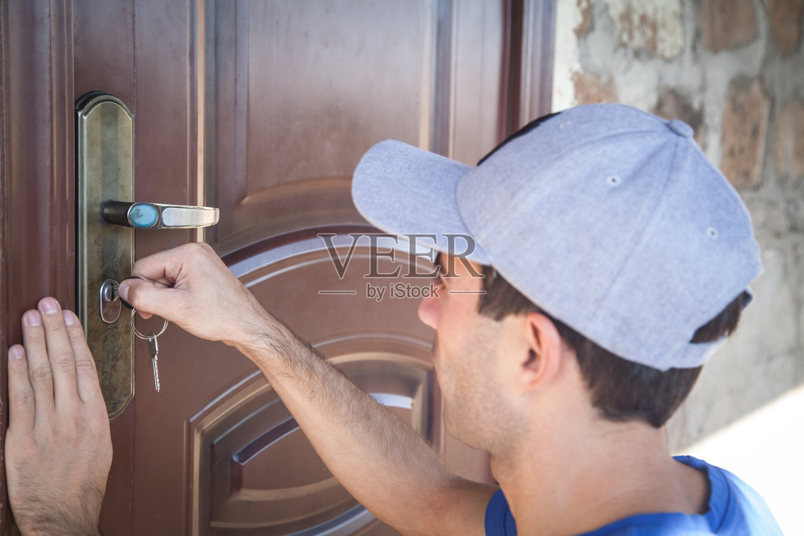 男人用钥匙开门。照片摄影图片
