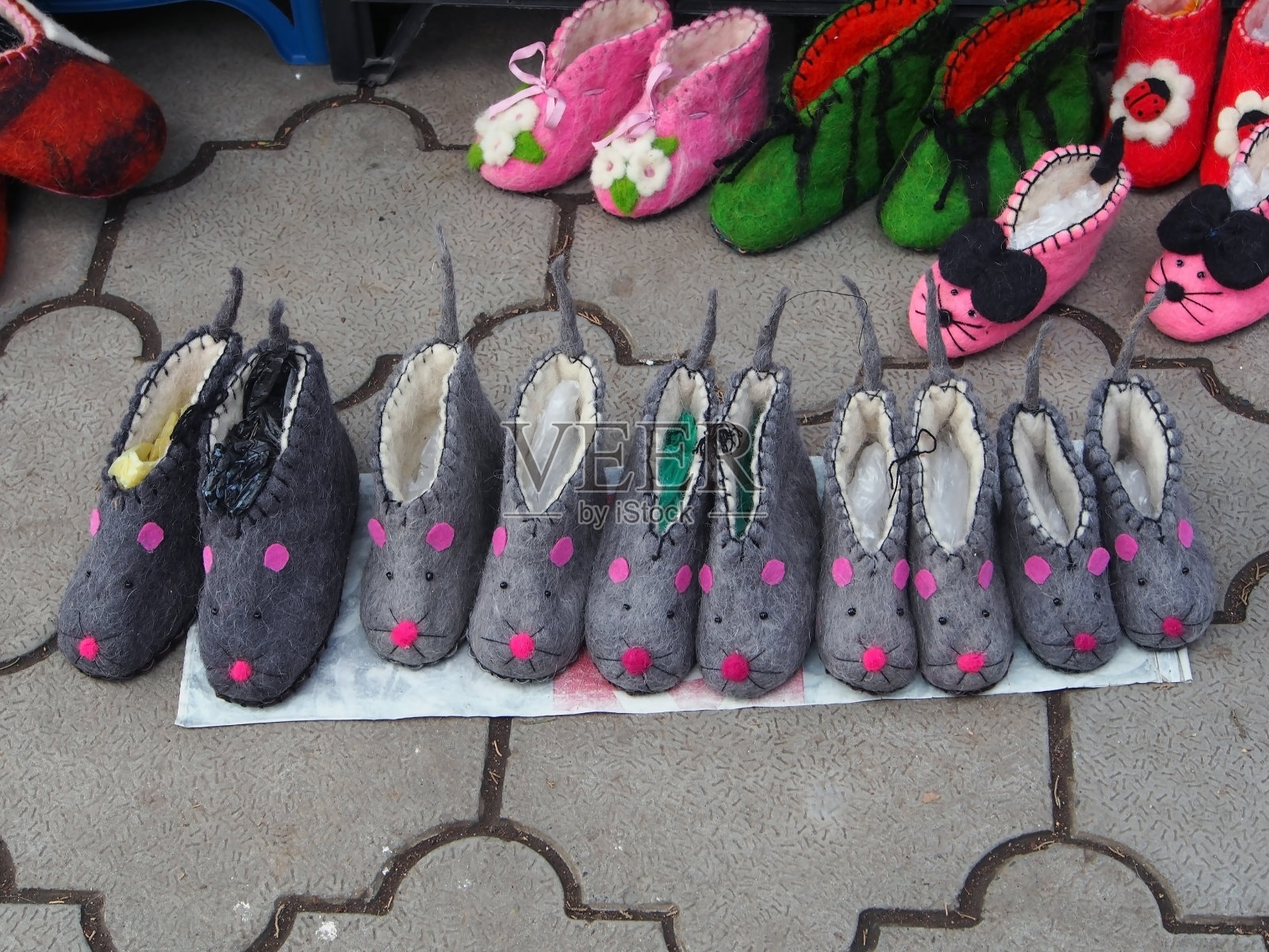 这是一个格鲁吉亚小镇上的小街道上的贸易照片摄影图片