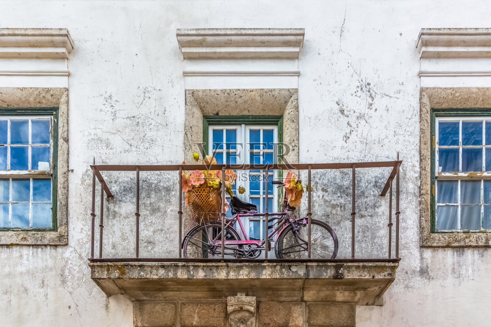 葡萄牙传统阳台，复古自行车，在中世纪村庄Óbidos照片摄影图片