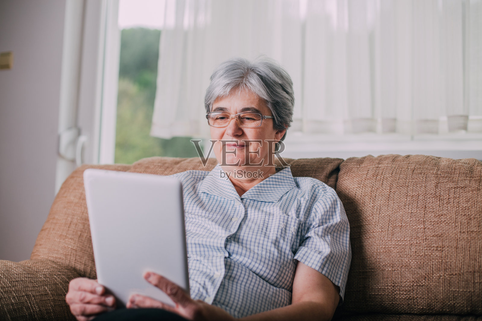 资深女性使用平板电脑照片摄影图片