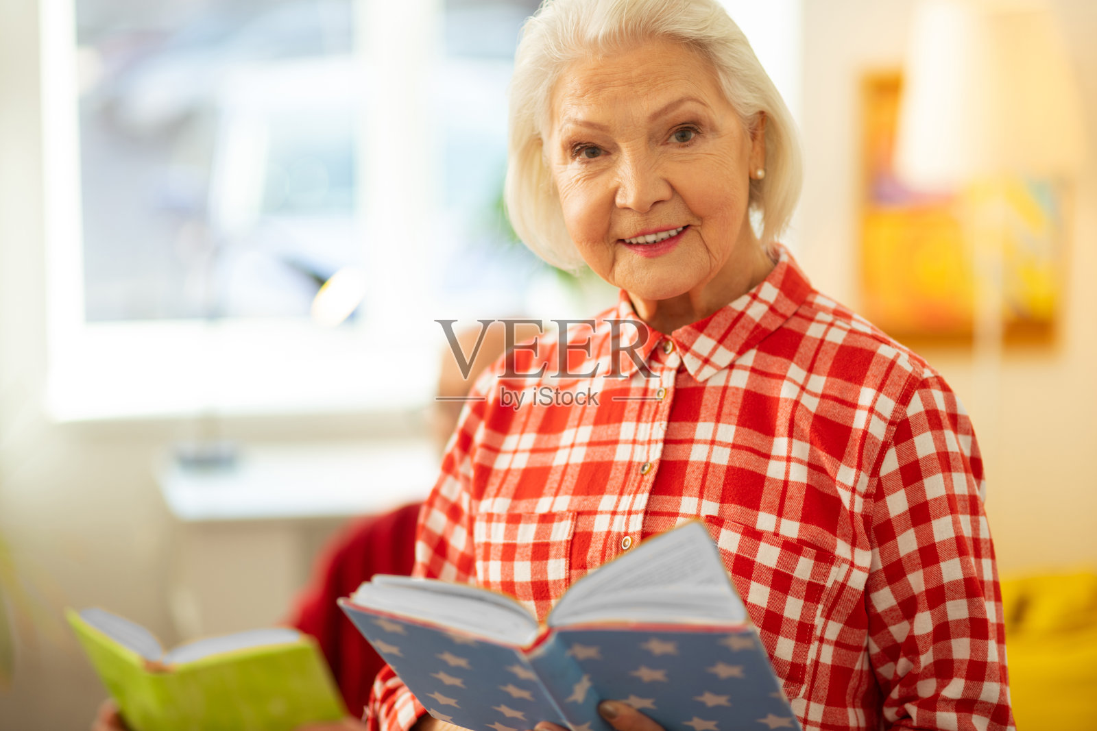 乐观的灰白头发的女人心情很好照片摄影图片