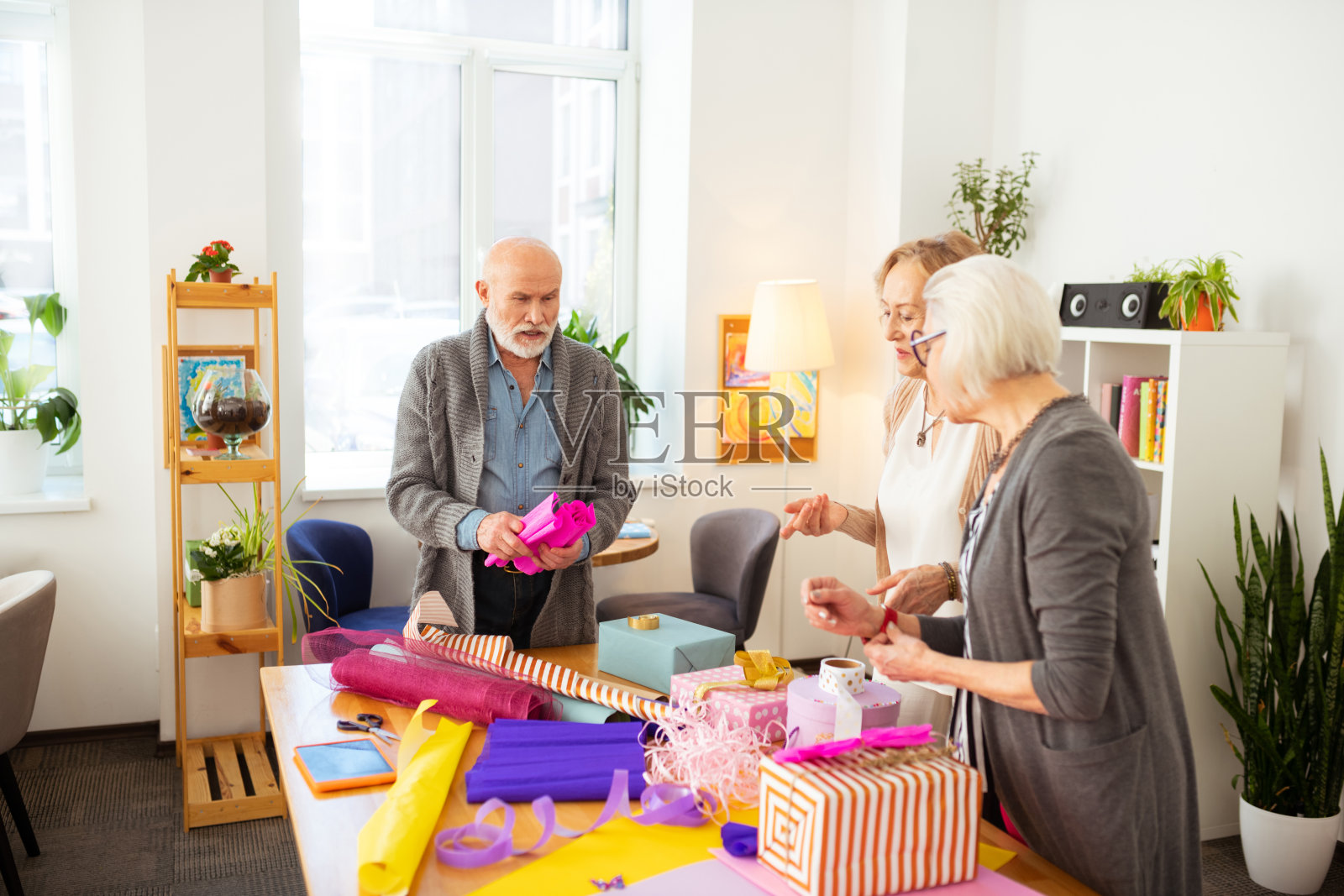 快乐的老年人在为节日准备礼物照片摄影图片