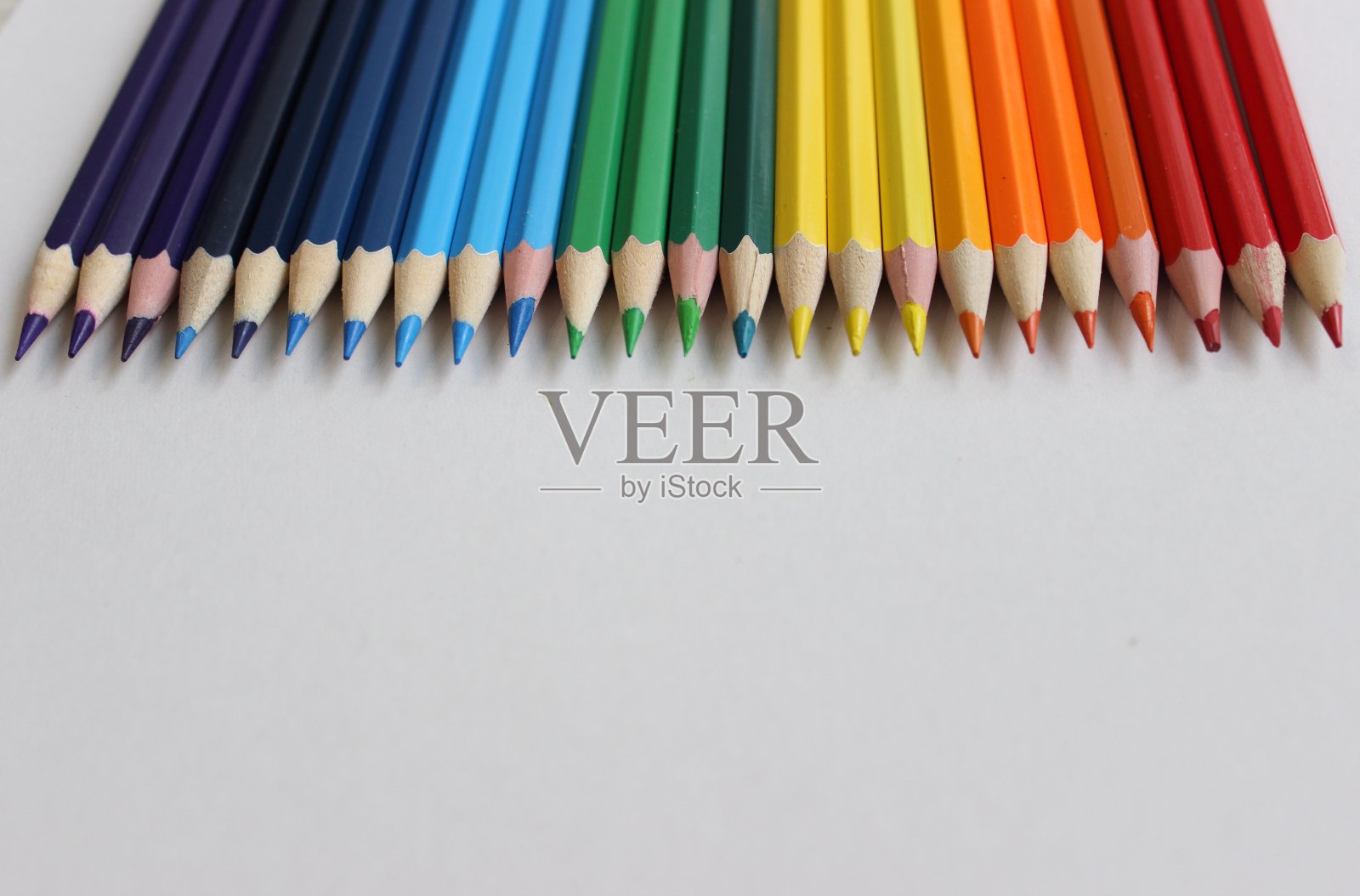 色彩鲜艳的彩虹铅笔照片摄影图片