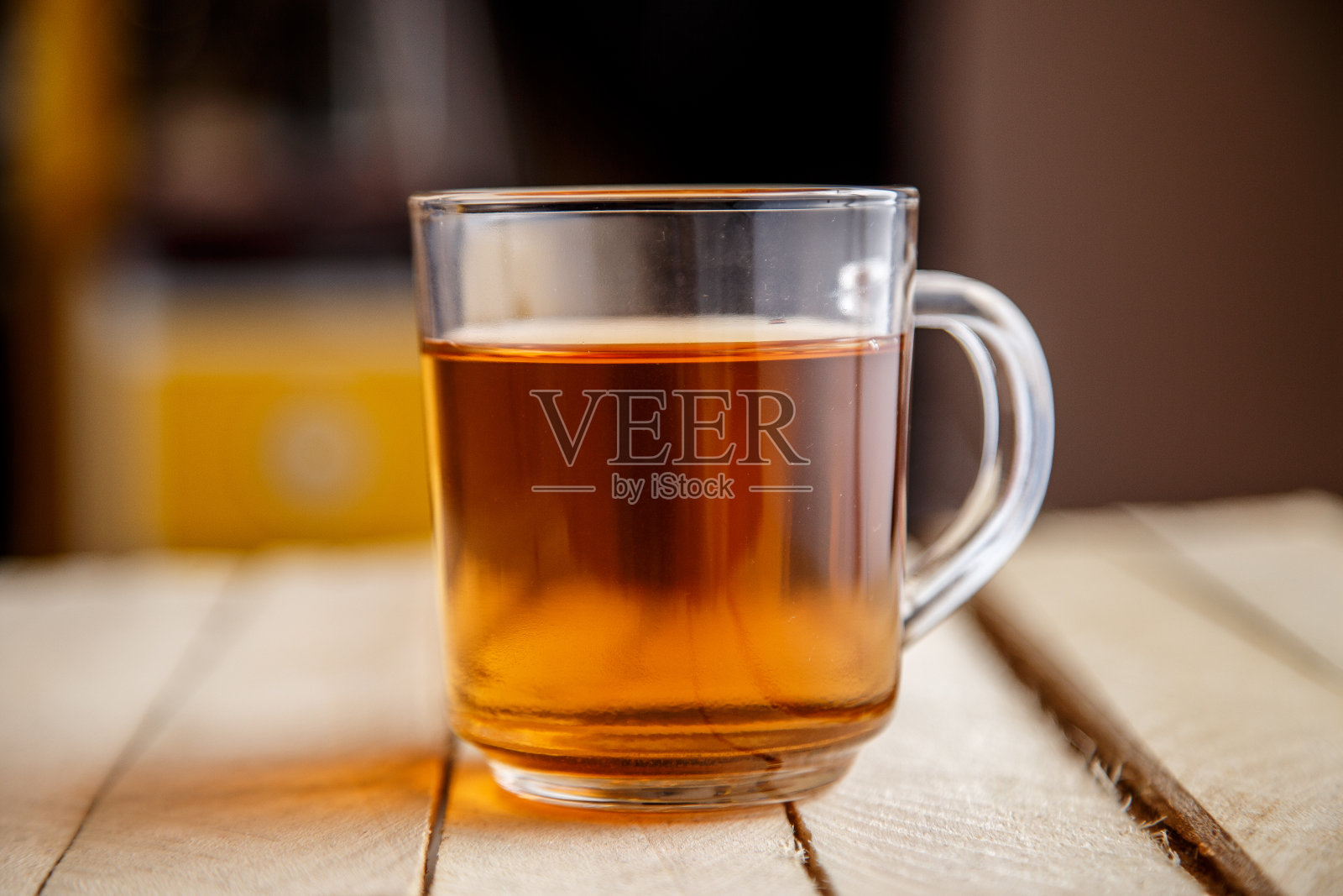 茶在透明的玻璃上，在一个木制的背景照片摄影图片