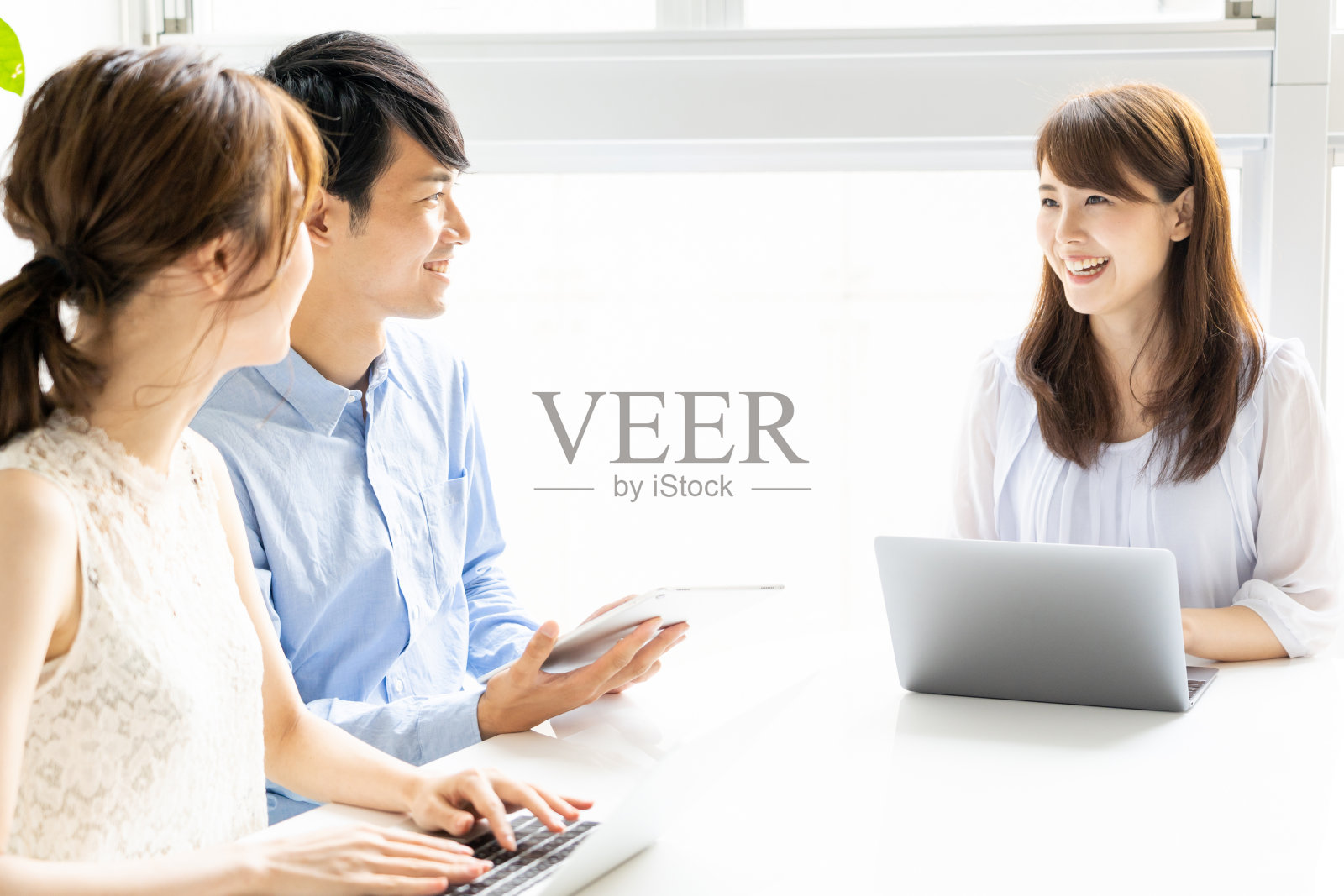 年轻的亚洲群体在办公室的肖像照片摄影图片