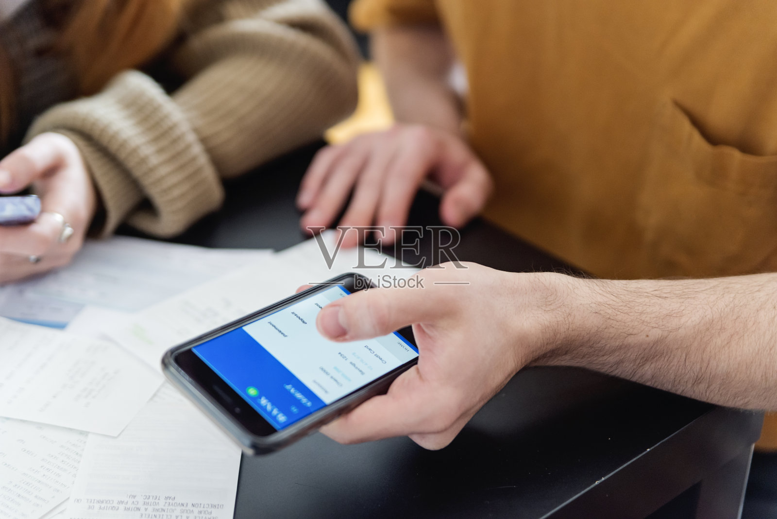 千禧夫妇用电子支付分摊费用。照片摄影图片