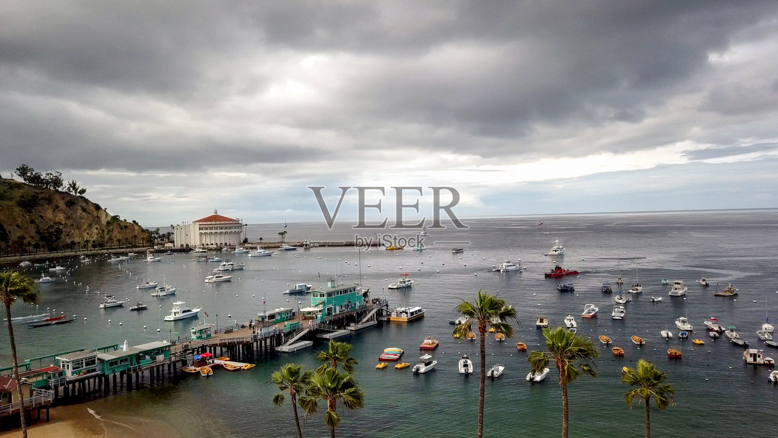 无人机扫视美丽的小镇阿瓦隆，卡特琳娜岛码头和码头照片摄影图片