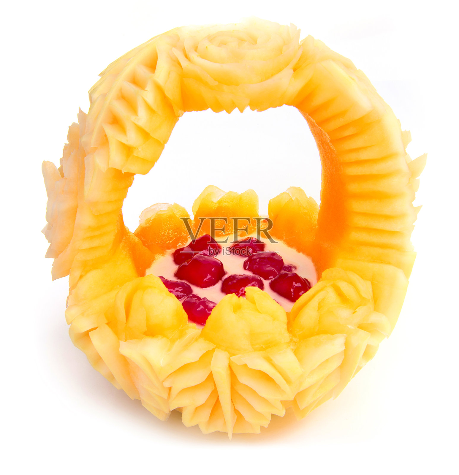 泰国甜品叫桶提姆克罗布由马蹄和椰奶和圆花瓜泰国菜内雕刻甜瓜，哈密瓜篮子玫瑰花正面视图白色的背景照片摄影图片