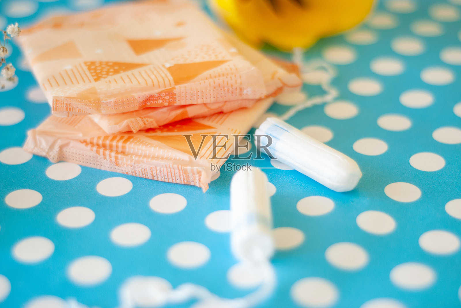 蓝色背景上的经期卫生棉条和卫生巾。月经周期。卫生和保护。照片摄影图片