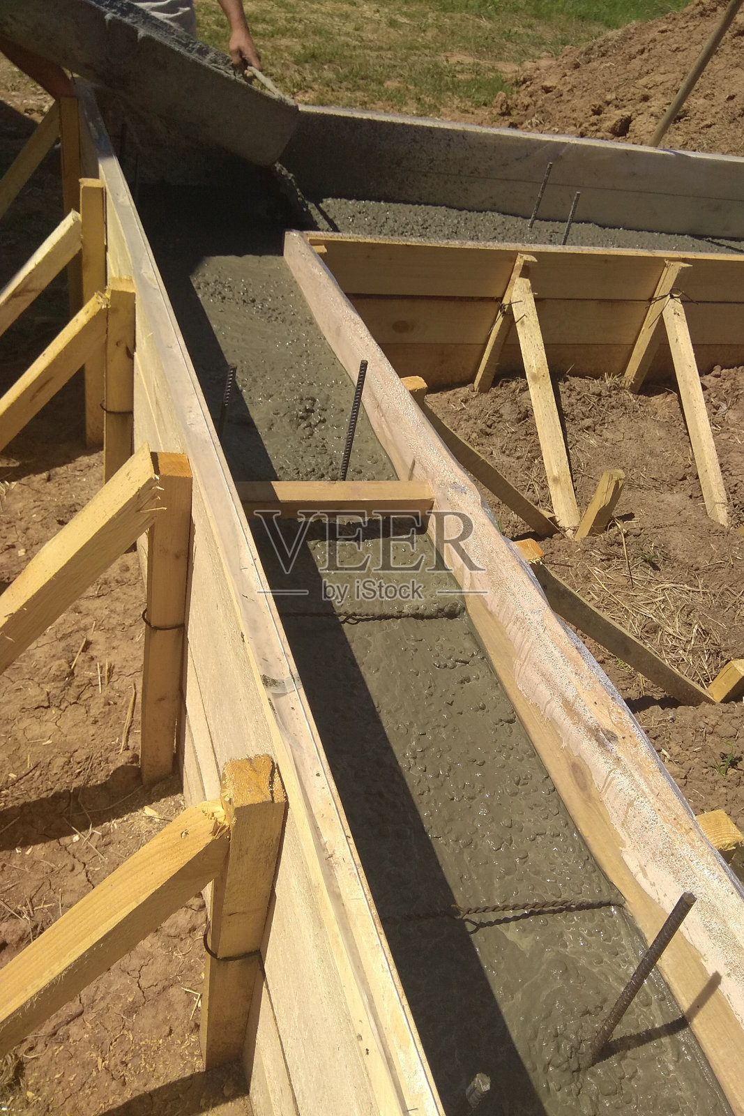 钢筋混凝土的近视图与金属杆连接的电线照片摄影图片