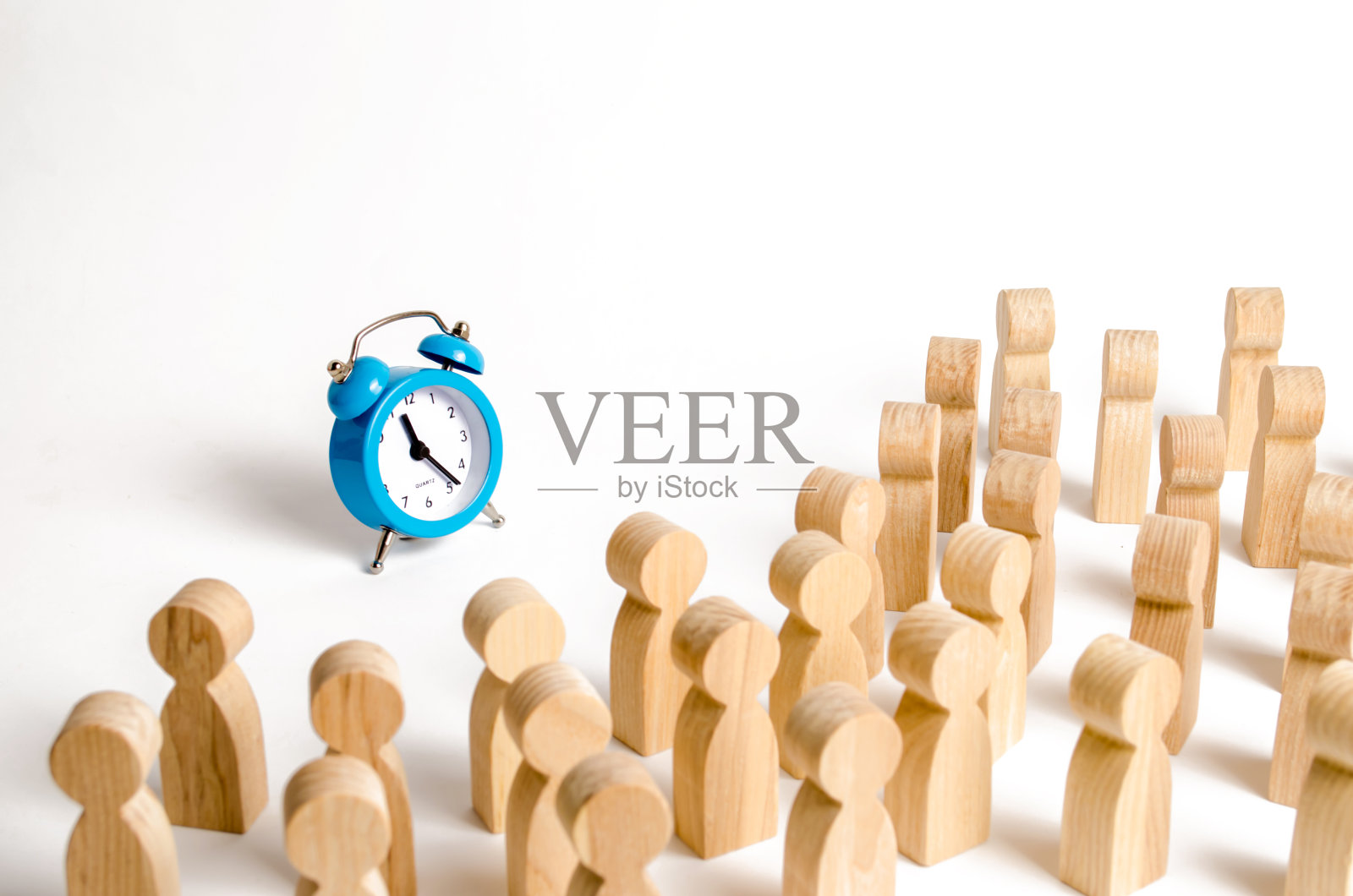 一群人看着蓝色的钟。注意，人们被锁在钟上。等待事件一段时间。搬迁时间。工作日和小时工资。限价或时限。照片摄影图片