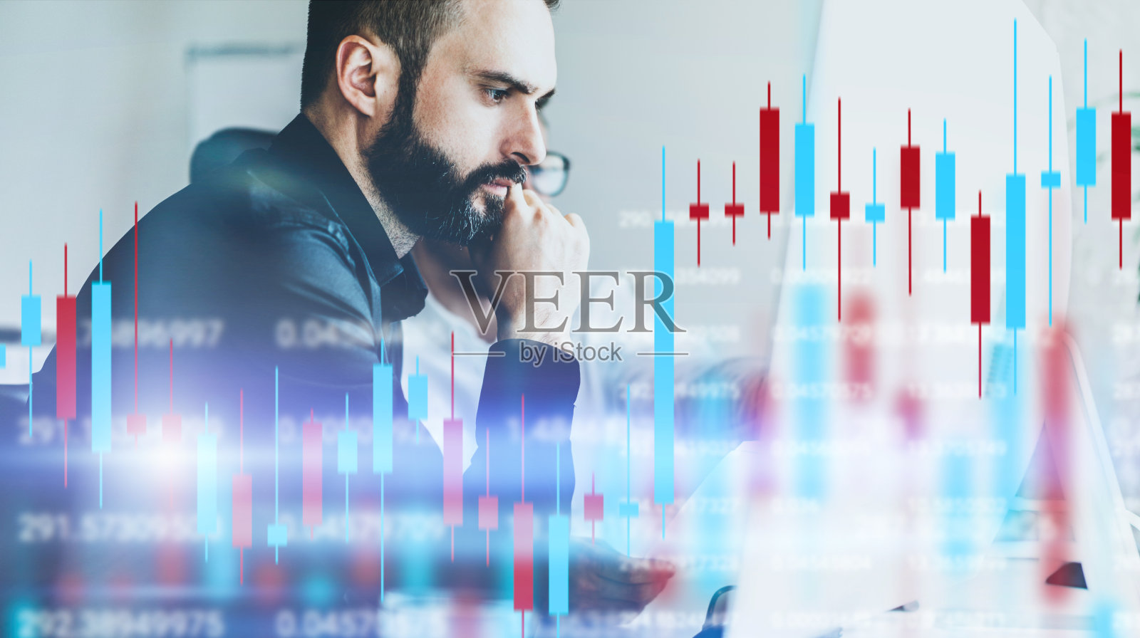 crypro股票交易所的分析师坐在电脑前，用技术价格图和指标，红绿烛台图和股票交易电脑屏幕背景。双重曝光。照片摄影图片