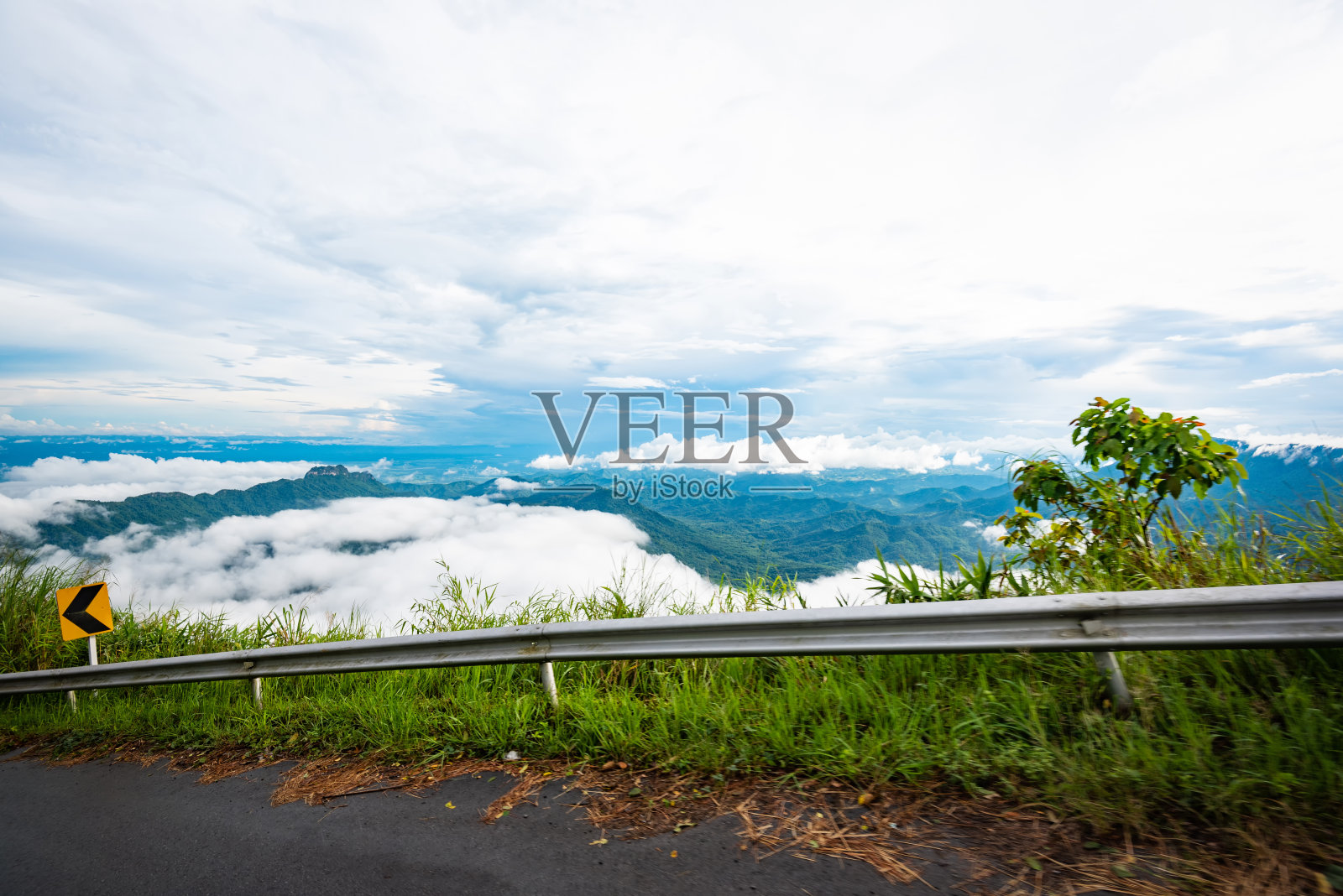 冬天在山上雾和蓝天，观景，爬山，旅行，下雨照片摄影图片