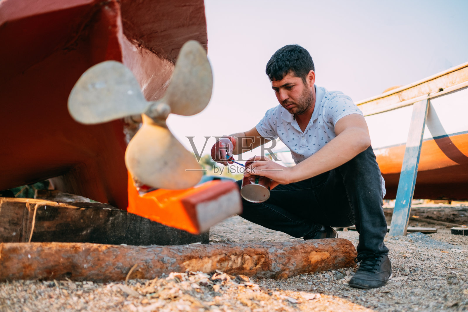 油漆船的人照片摄影图片