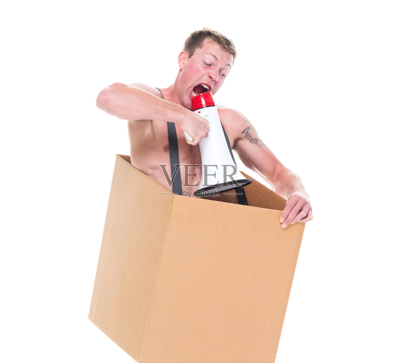 箱子里的可怜人在用扩音器照片摄影图片