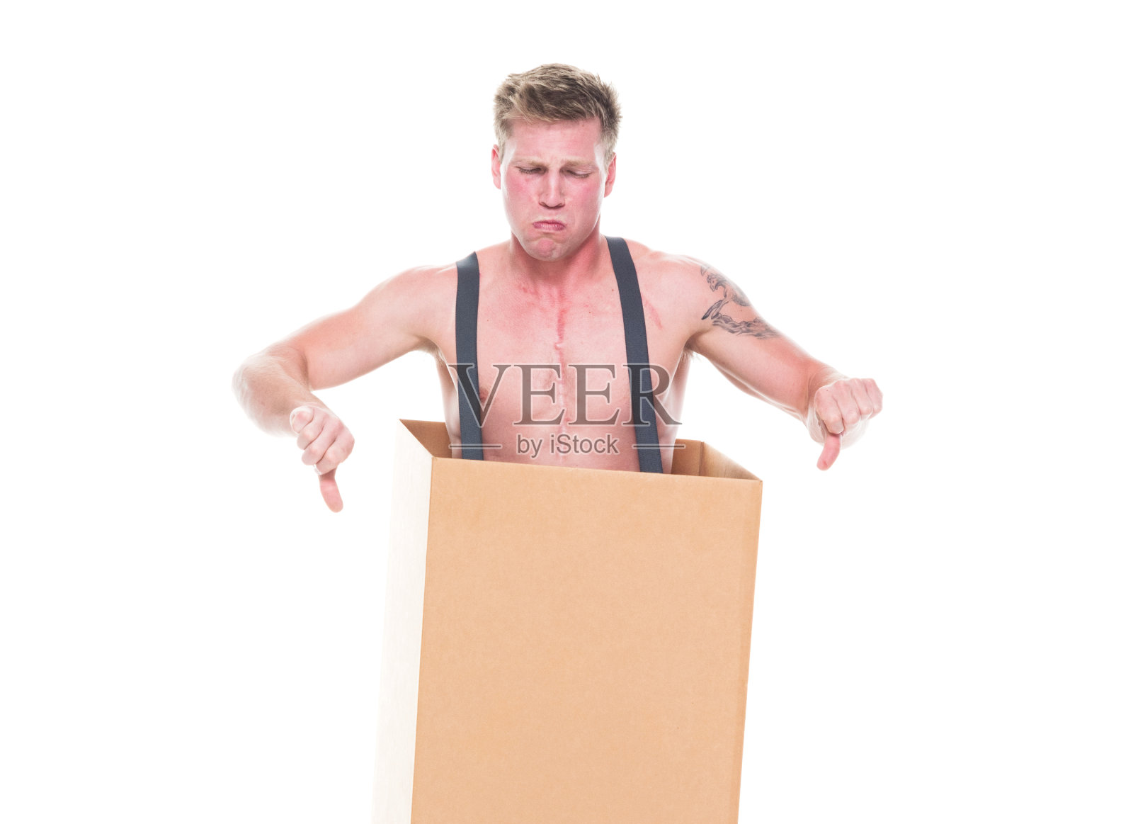 被关在箱子里的可怜人很伤心，而且表现得很沮丧照片摄影图片