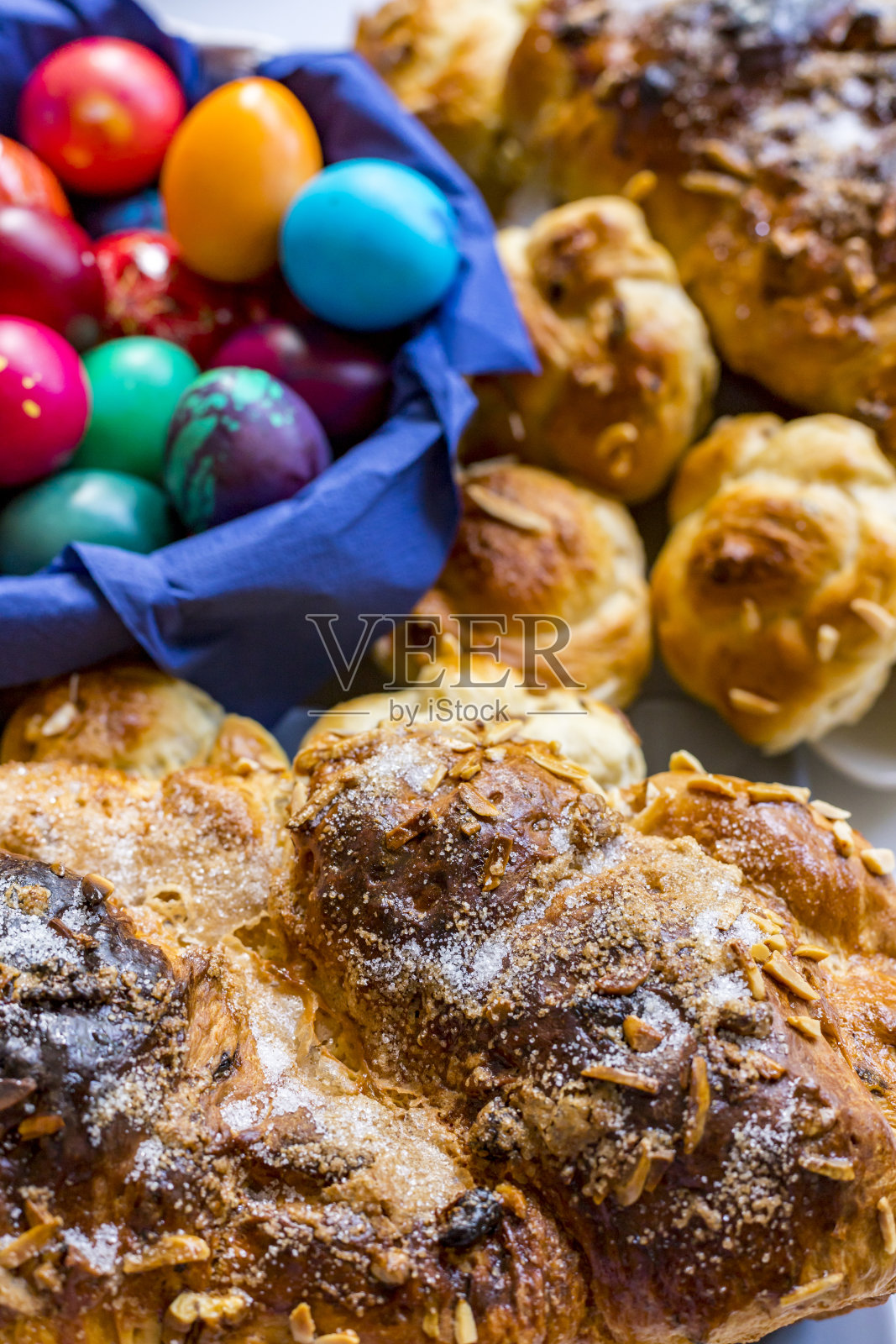 家庭制作的kozunak(一种甜的发酵面包，罗马尼亚和保加利亚的传统)和复活节彩蛋照片摄影图片