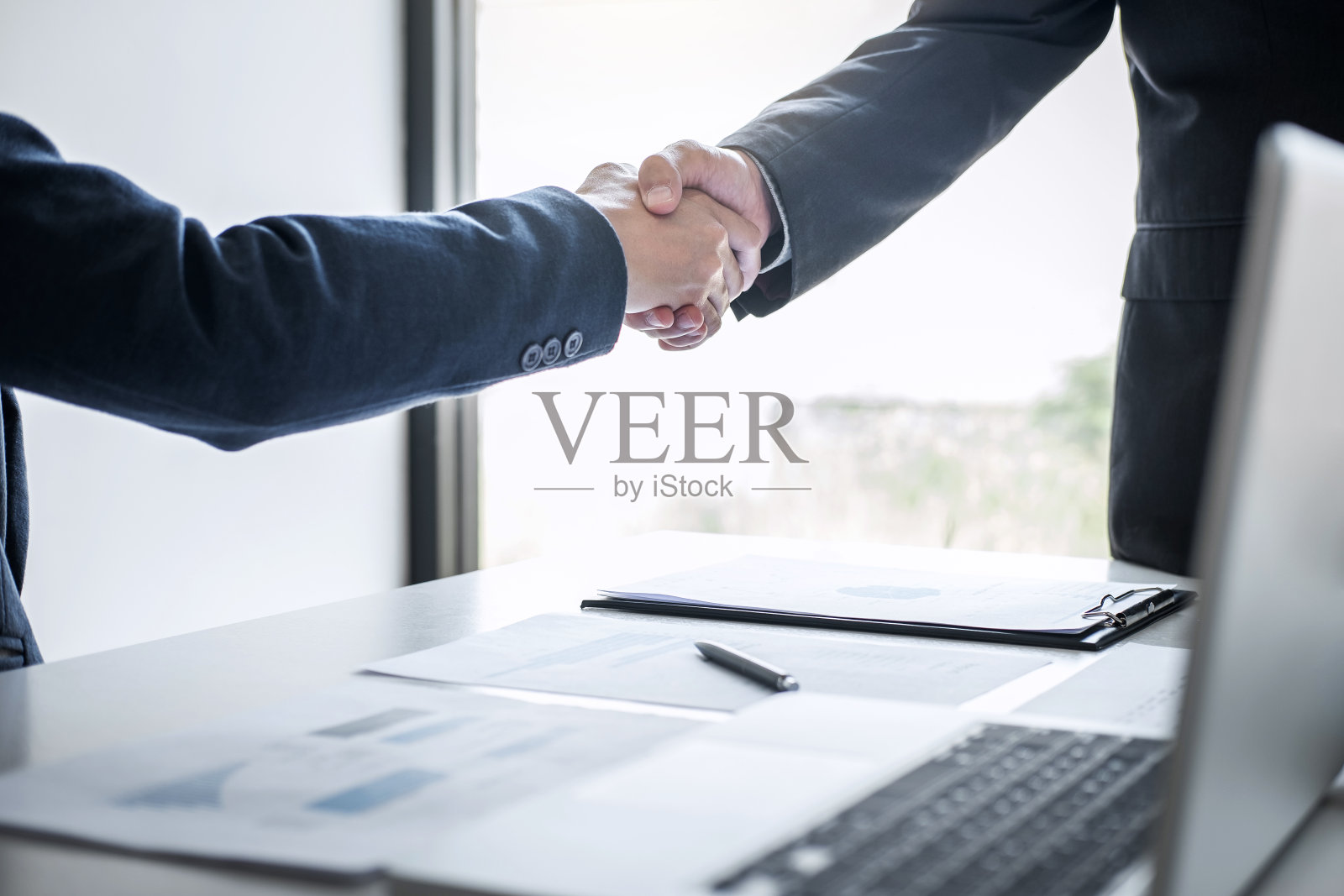 会议和问候的概念，两个自信的业务握手和商务人士讨论好交易合同和新的项目，为两家公司，成功，伙伴关系，同事照片摄影图片