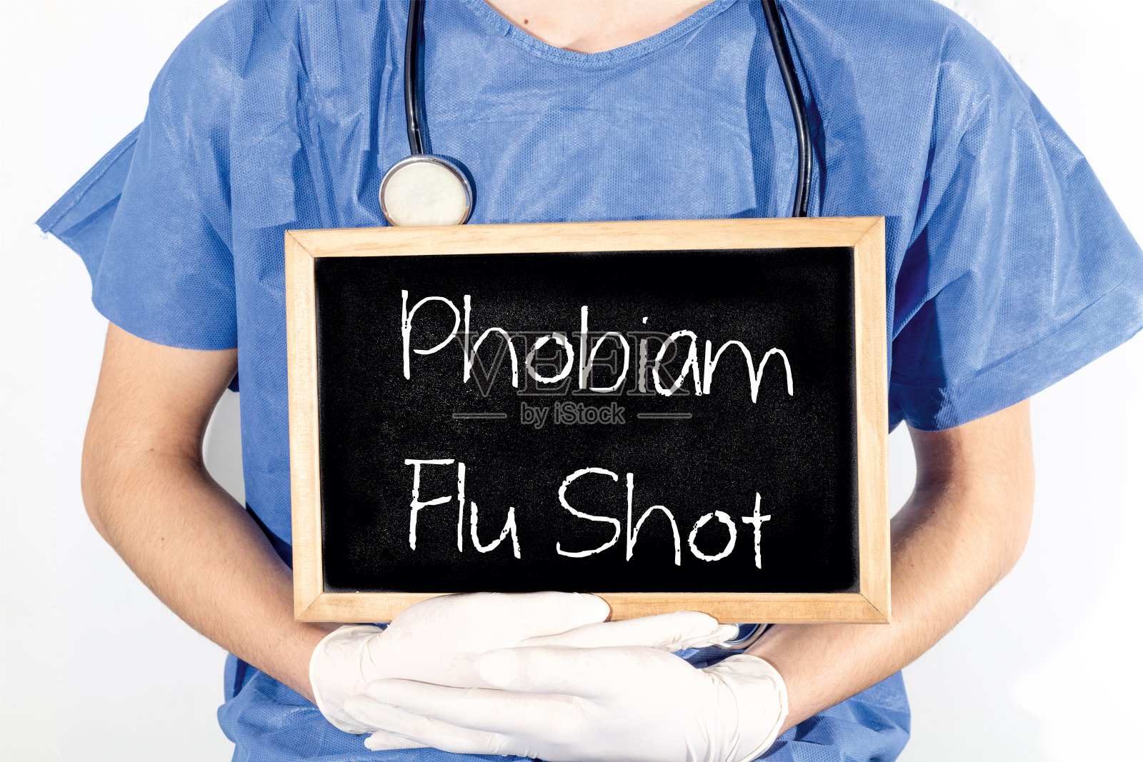 医生在黑板上展示信息:恐惧流感疫苗。医学概念。照片摄影图片