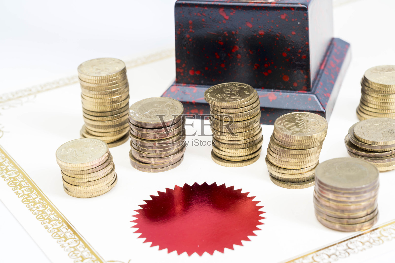 奖杯、硬币和空白证书上的白色背景照片摄影图片