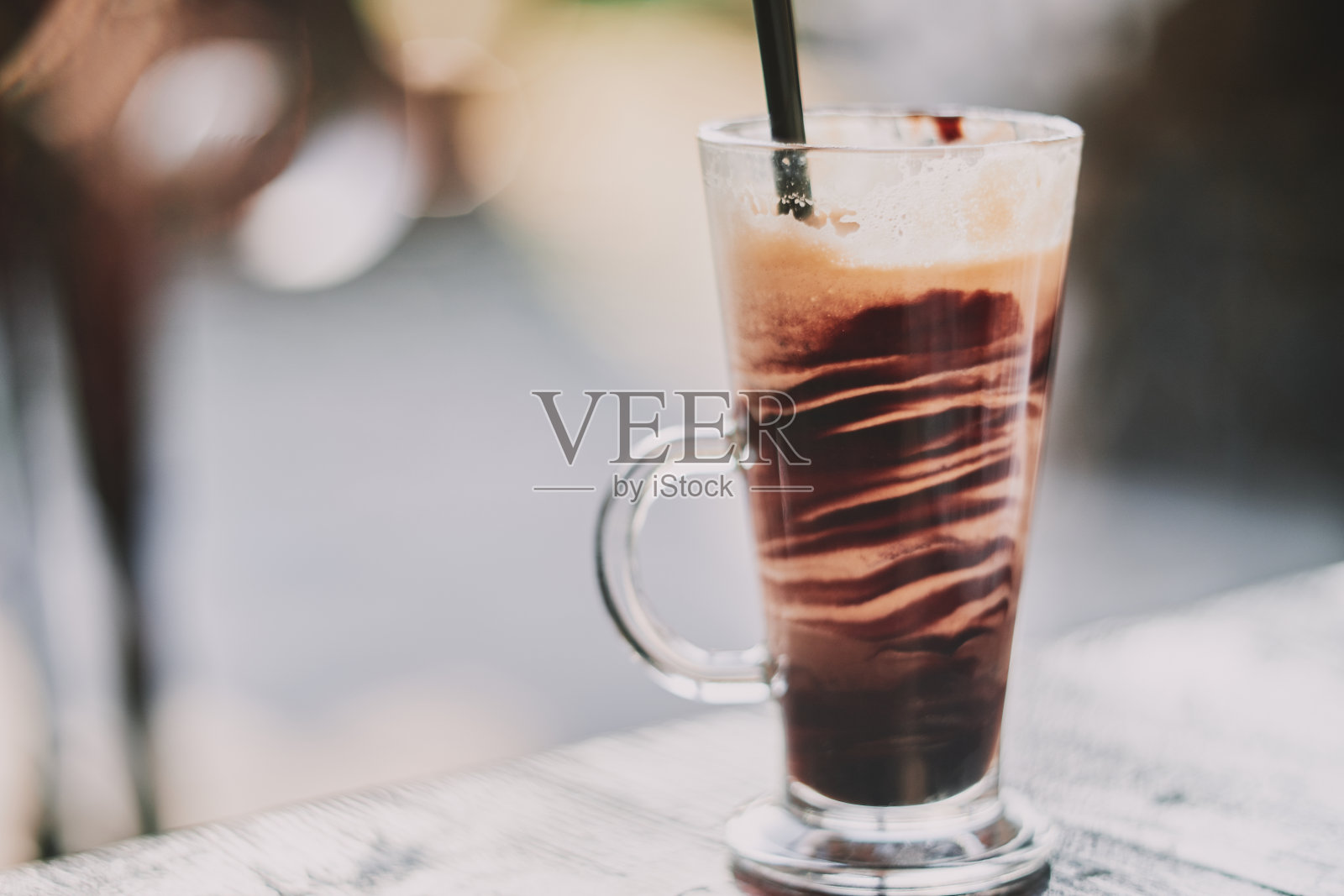 冰奶昔加巧克力酱和冰淇淋照片摄影图片